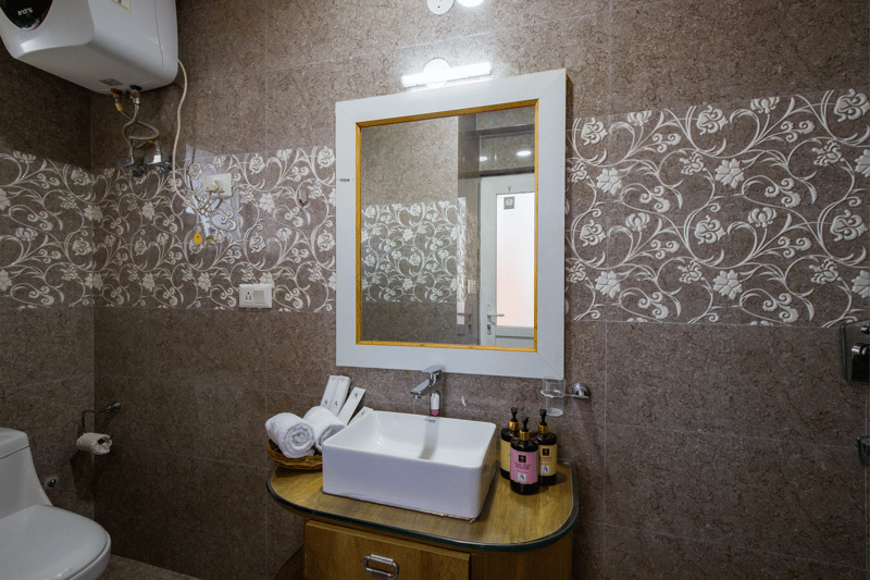 Hill Top Farmstead | Heritage 3-BHK English-Style Villa With Balcony, Gazebo & Stunning Hill Views – photo 33