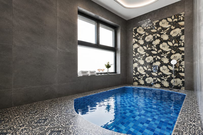 Gold Palm Ivory | Sophisticated Room with Elegant Bathtub, Shared Pool & Lush Green Views – photo 10