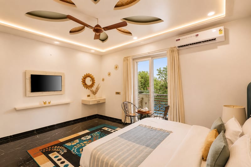 Gold Palm Ivory | Sophisticated Room with Elegant Bathtub, Shared Pool & Lush Green Views – photo 24