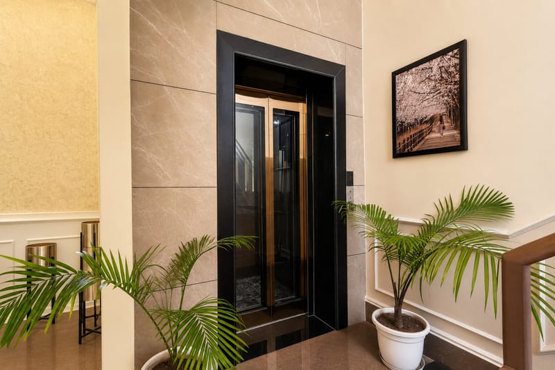 Kalyan Mansion Primrose | Elegant Room W/ Private Balcony, Shared Outdoor Space, Lift & Scenic Views – photo 18