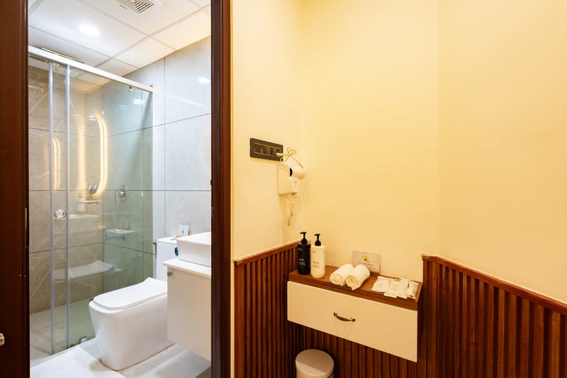 Emmanuel Residency | Super Deluxe Stay, Close to Metro Station, Lulu Mall & Marine Drive, Kochi – photo 7