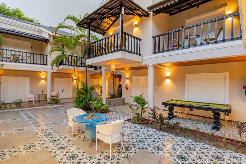 Emperor Ozran | 2-BHK Retreat With Balconies, Restaurant & Bar – photo 1