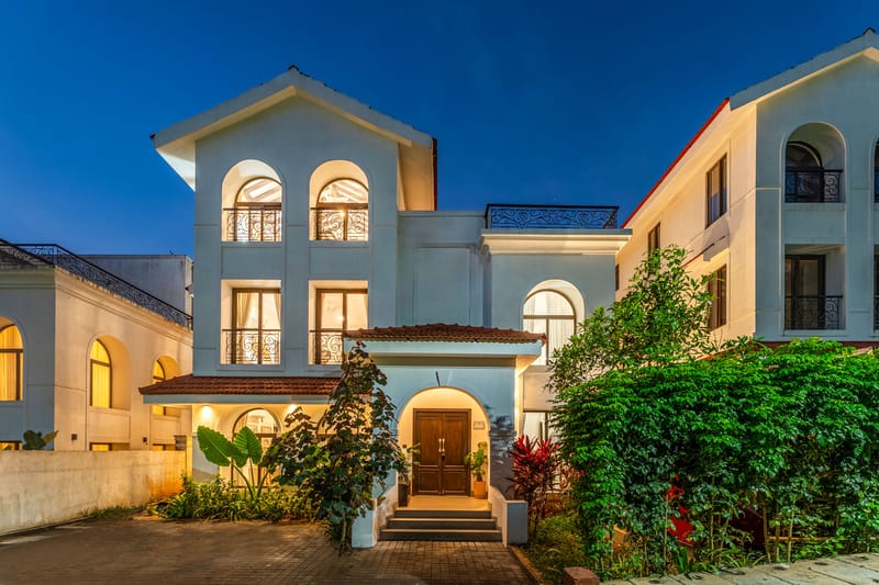 Villa Casa Del Mundo | Luxe Pet-friendly 4-BHK Villa With Pvt Pool, Bar, Lift & Scenic Hill Vistas  – photo 1