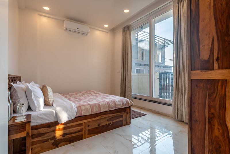 White House | 4-BHK Villa With panoramic Hill Views, Glass Room, Outdoor Pool & Dam nearby – photo 26