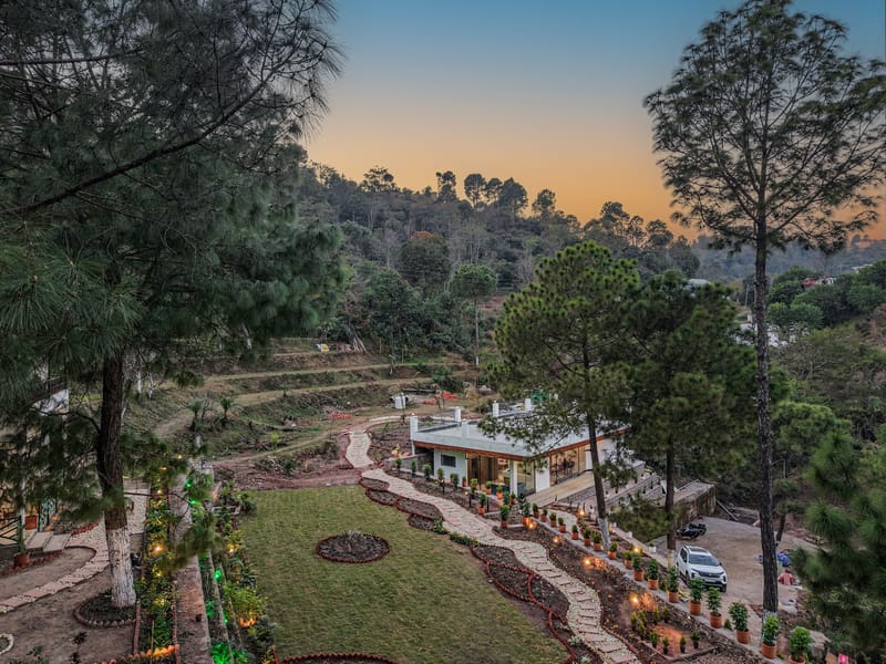 Pine View Resort | Pet-friendly Hilltop 1-Suite With Garden-Facing Balcony, Rooftop lounge, Restro & Game Zone – photo 25