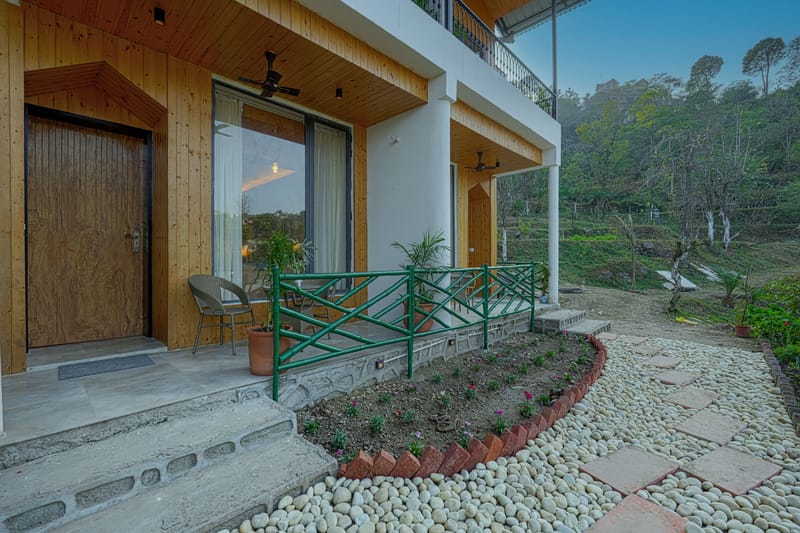 Pine View Resort | Pet-friendly Hilltop 1-Suite With Garden-Facing Balcony, Rooftop lounge, Restro & Game Zone – photo 44