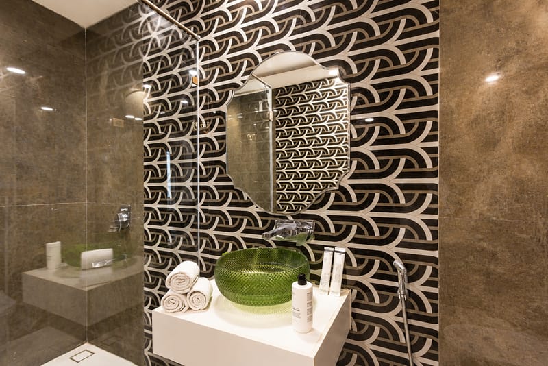 Gold Palm Ivory | Sophisticated Room with Elegant Bathtub, Shared Pool & Lush Green Views – photo 15