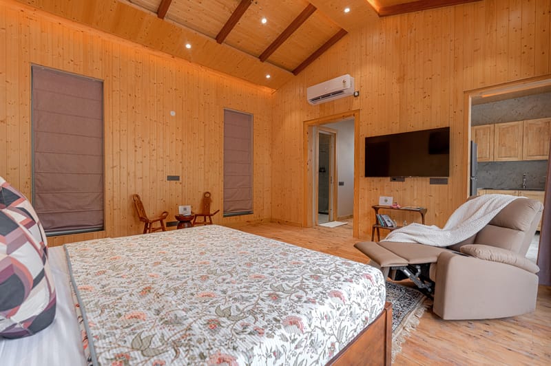 Bask and Blessings Mist | Pet-Friendly Suite With Private Scenic Balcony, Shared Jacuzzi, Spa, Garden & Gazebo – photo 24