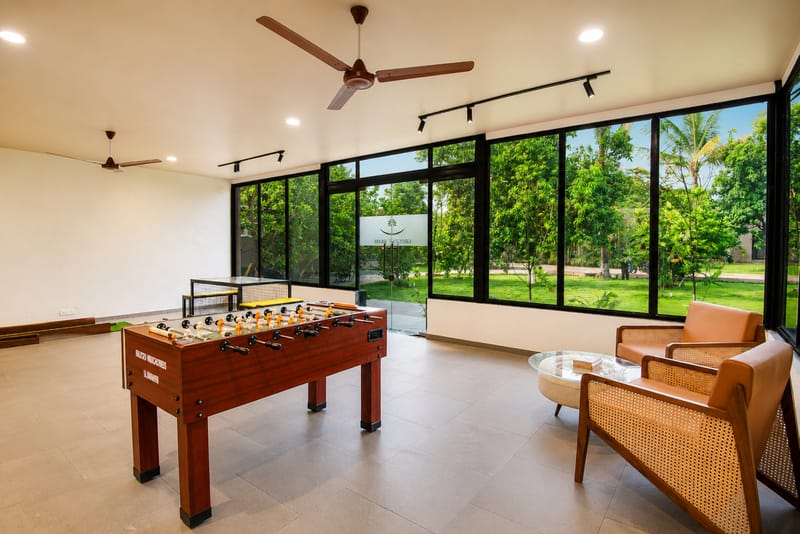 The Crescent Palm Grove | Boutique Suite in a Resort with Shared Game Room, Garden and Restaurant – photo 17
