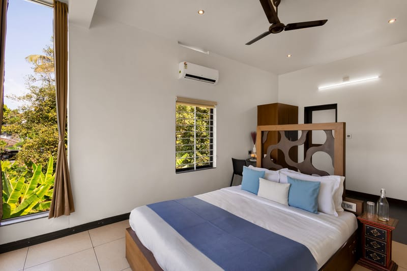 Glass River Retreat | 4-BHK Riverside Getaway with Private Pool, Lakeside Sit-Out & Lounge Area Near Aluva Railway & Metro Station – photo 20