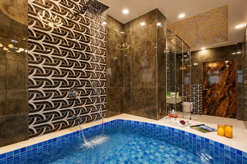 Gold Palm Ivory | Sophisticated Room with Elegant Bathtub, Shared Pool & Lush Green Views – photo 25