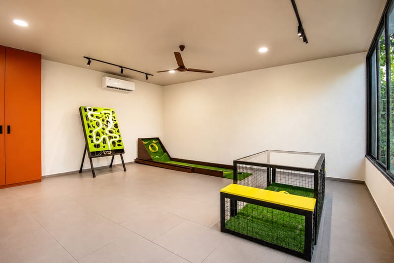 The Crescent Palm Grove | Boutique Suite in a Resort with Shared Game Room, Garden and Restaurant – photo 25