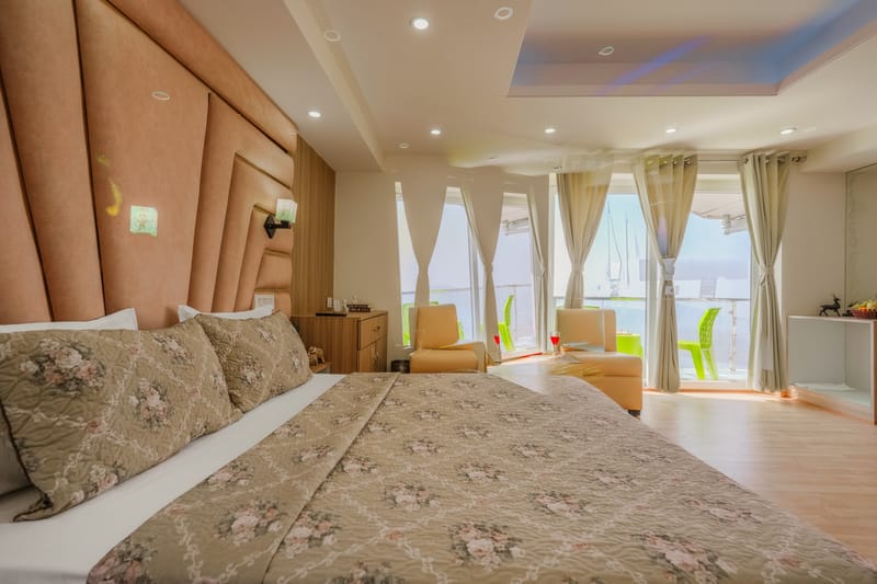 The Ridgeview Retreat Arabella | Pet-friendly Hillside Room with Private Balcony & Bathtub, Common Recreation Zone, Lounge & Restro | Close to Naldehra  – photo 15