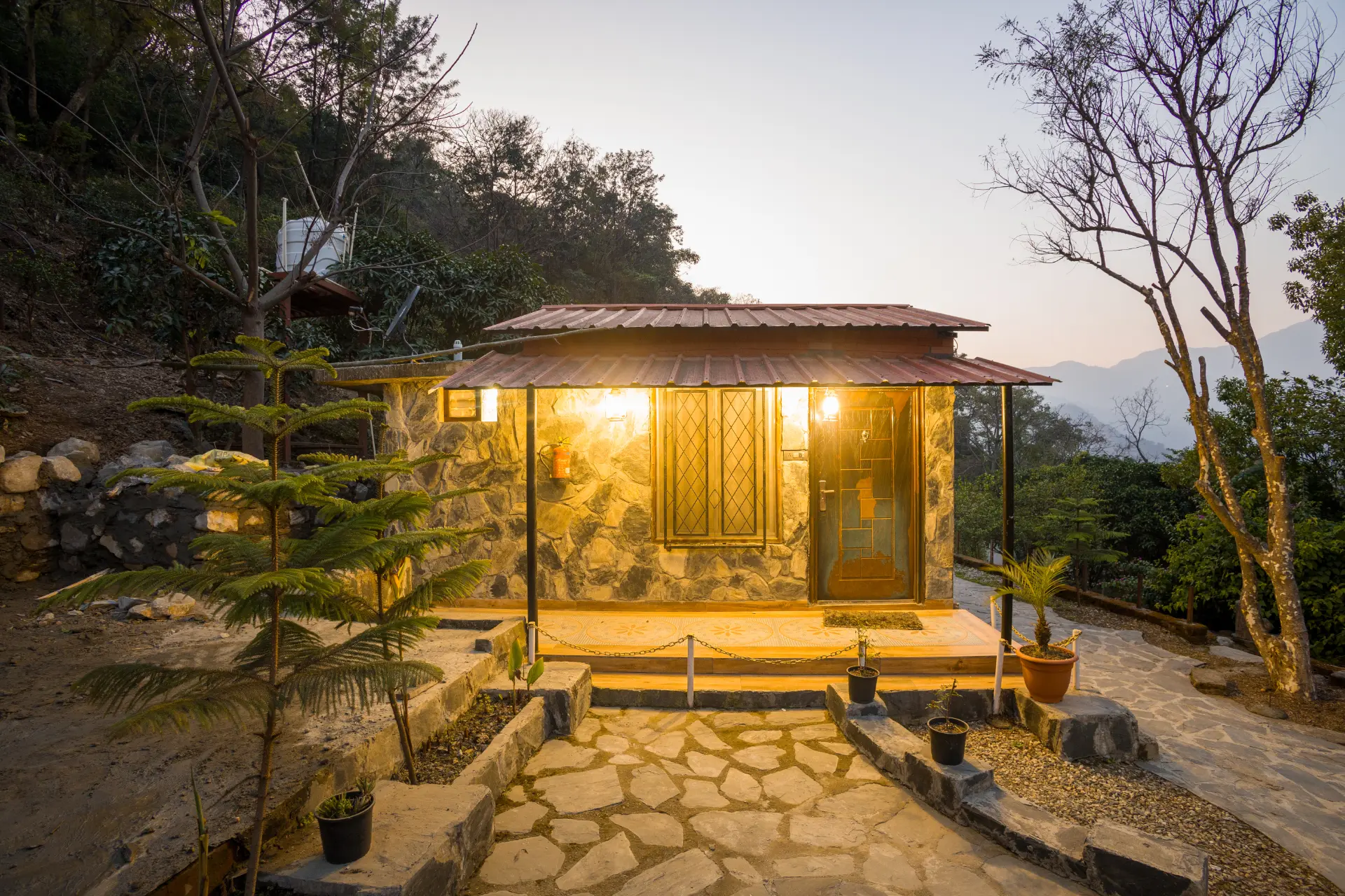 Zephyr Classic Cottage | Scenic Hill Getaway With Pool, Gym & Restaurant