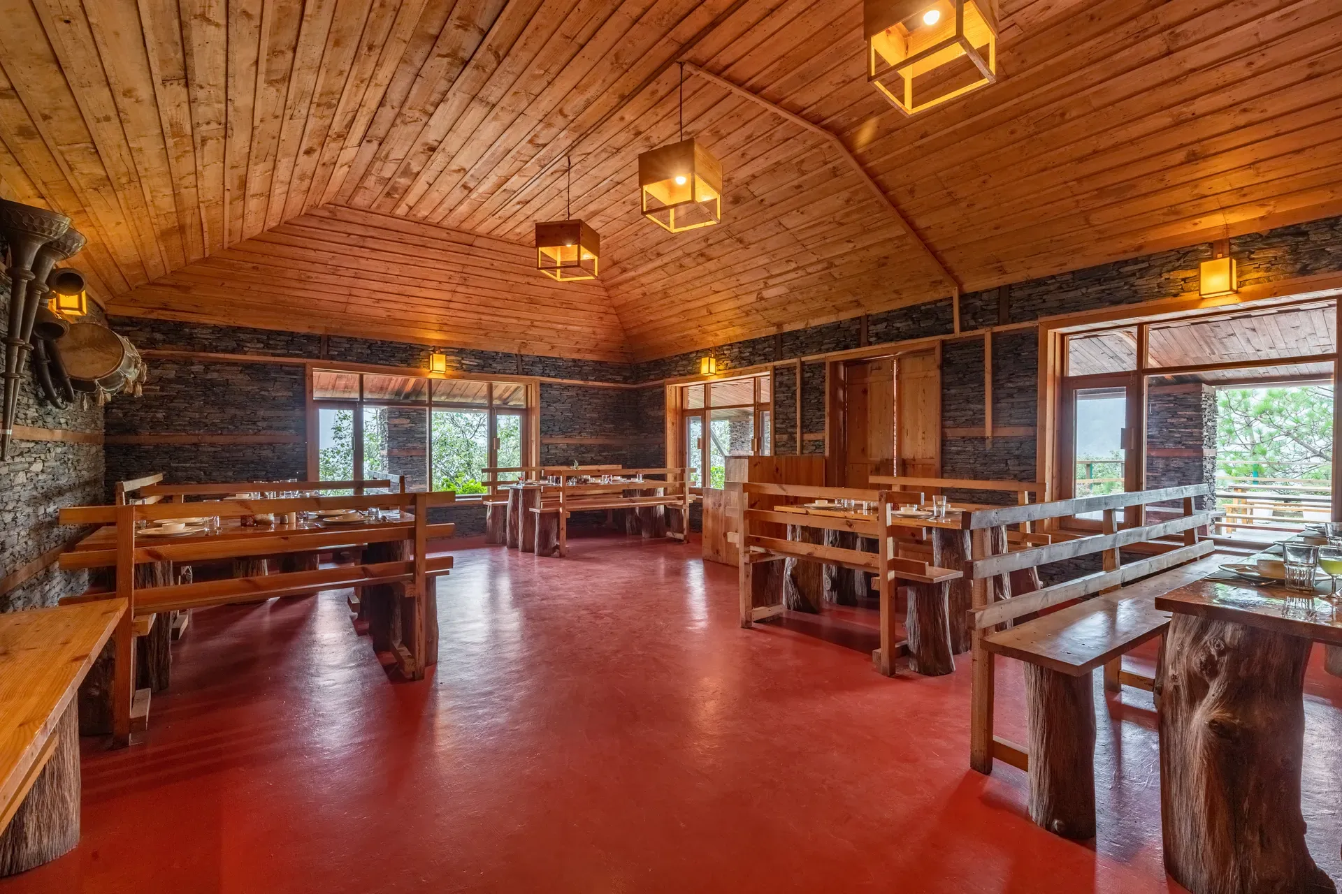 Suro Woodbine Chalet | Pet-friendly Suite With A Balcony, Restaurant & Outdoor Seating - Image 3