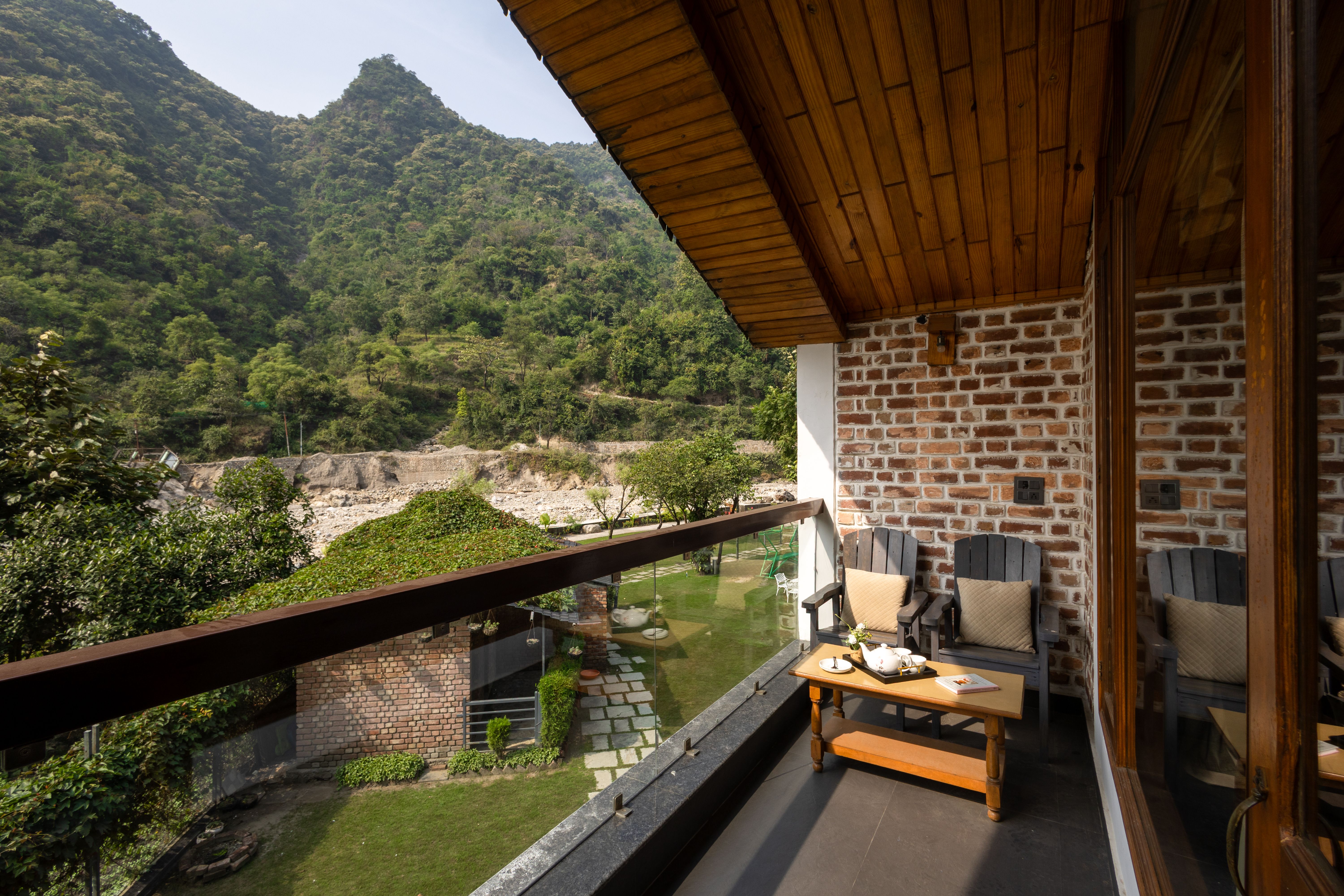 Granny’s Den | 2-Room Senior-Citizen Friendly & Pet- Welcoming Suite With Shared Pool, Restaurant & Gazebo by the River