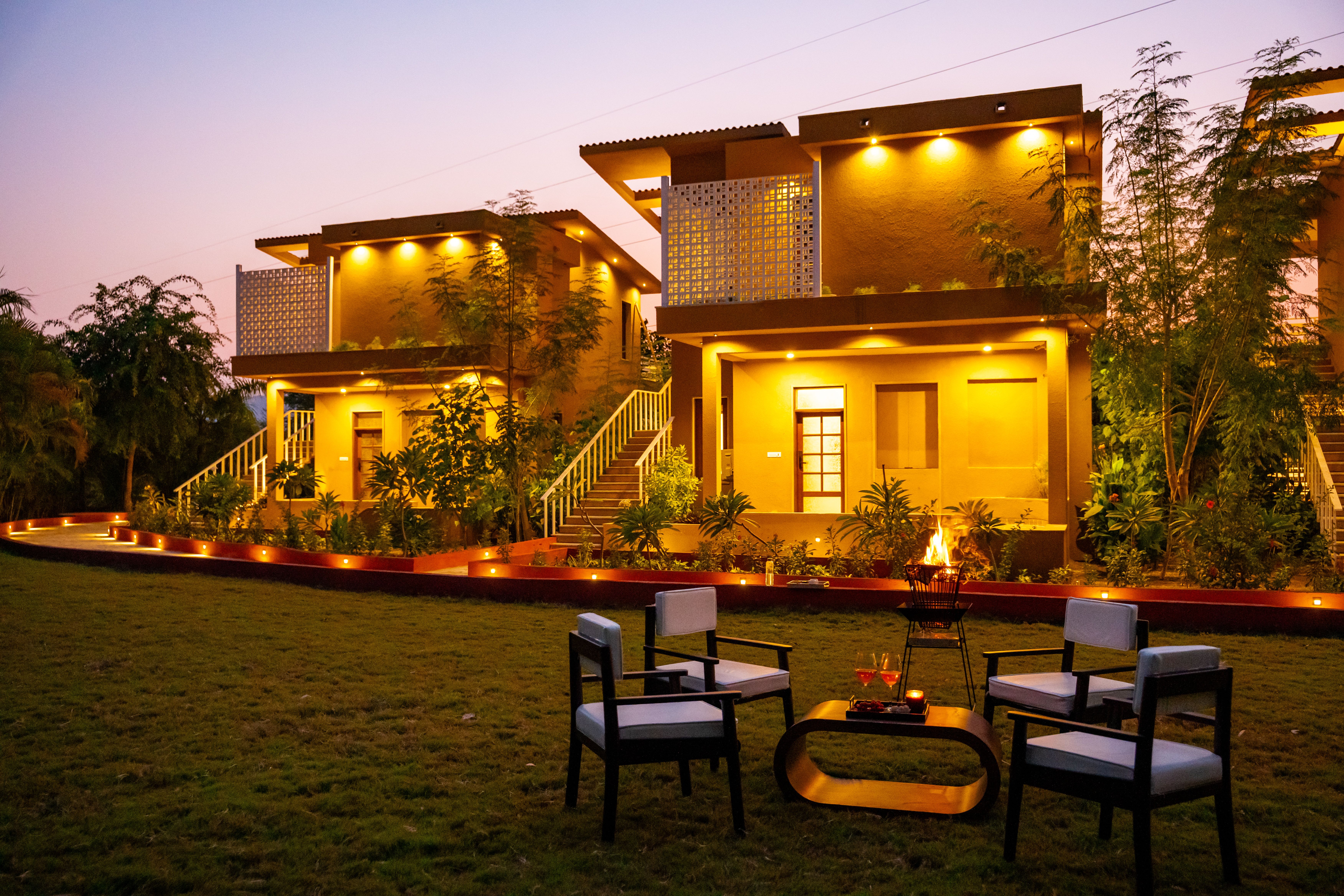 Viresco | 1 Room Retreat With a Bathtub, Shared Pool, Gardens, Restaurant & Scenic Aravali & River Views - Image 2