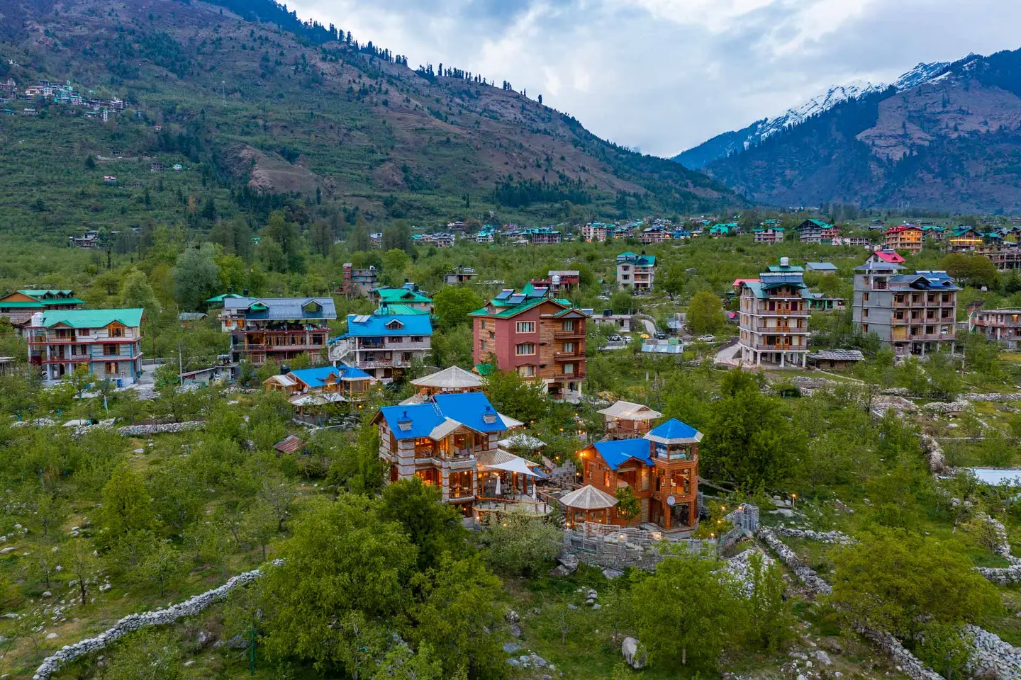 ChaletShanagManali- 4 BR Chalet