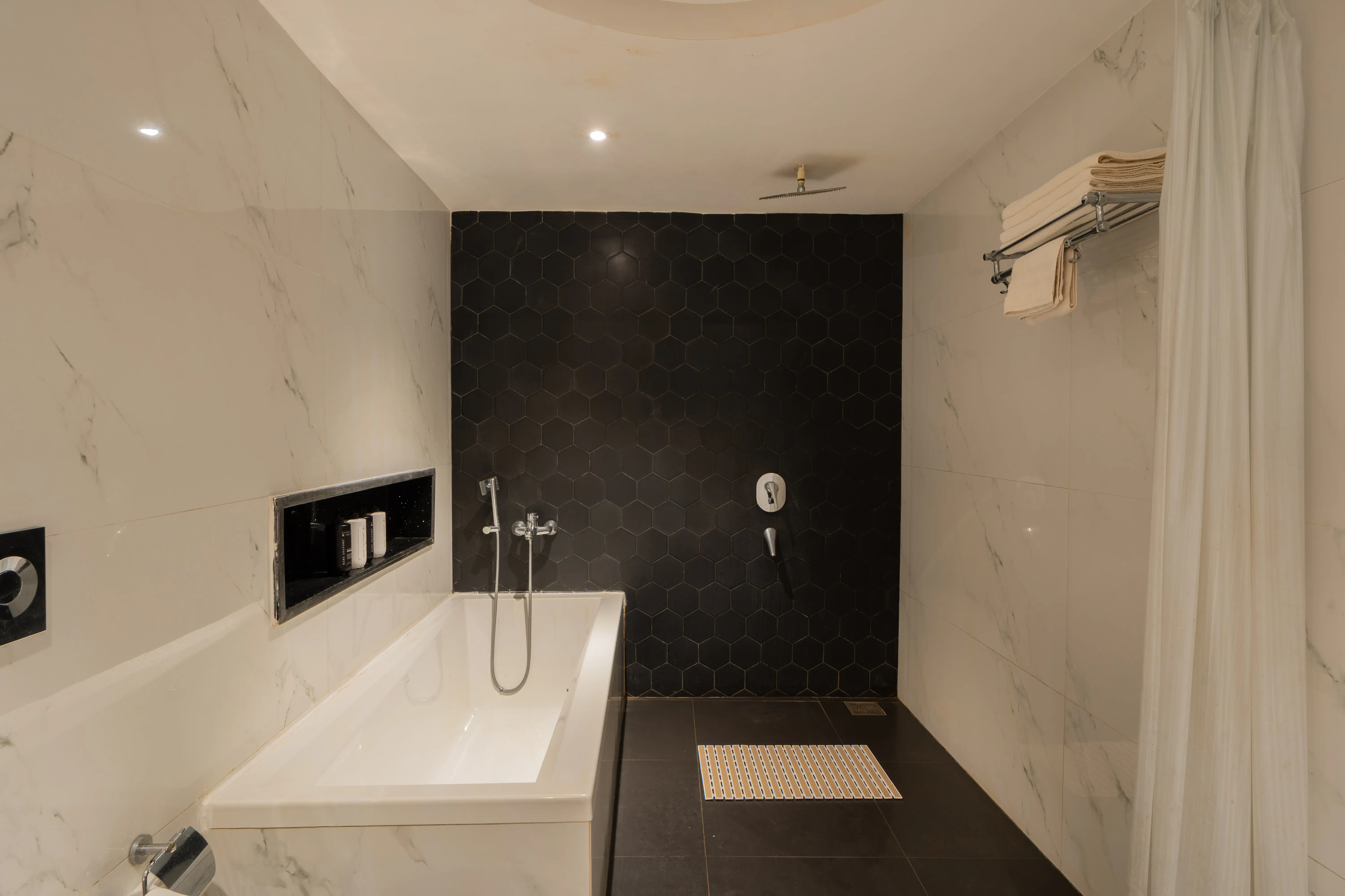 Gracias Seaora | Pet-friendly Retreat With Bathtub, Common Pool, & Restro, Close to Ashwem Beach