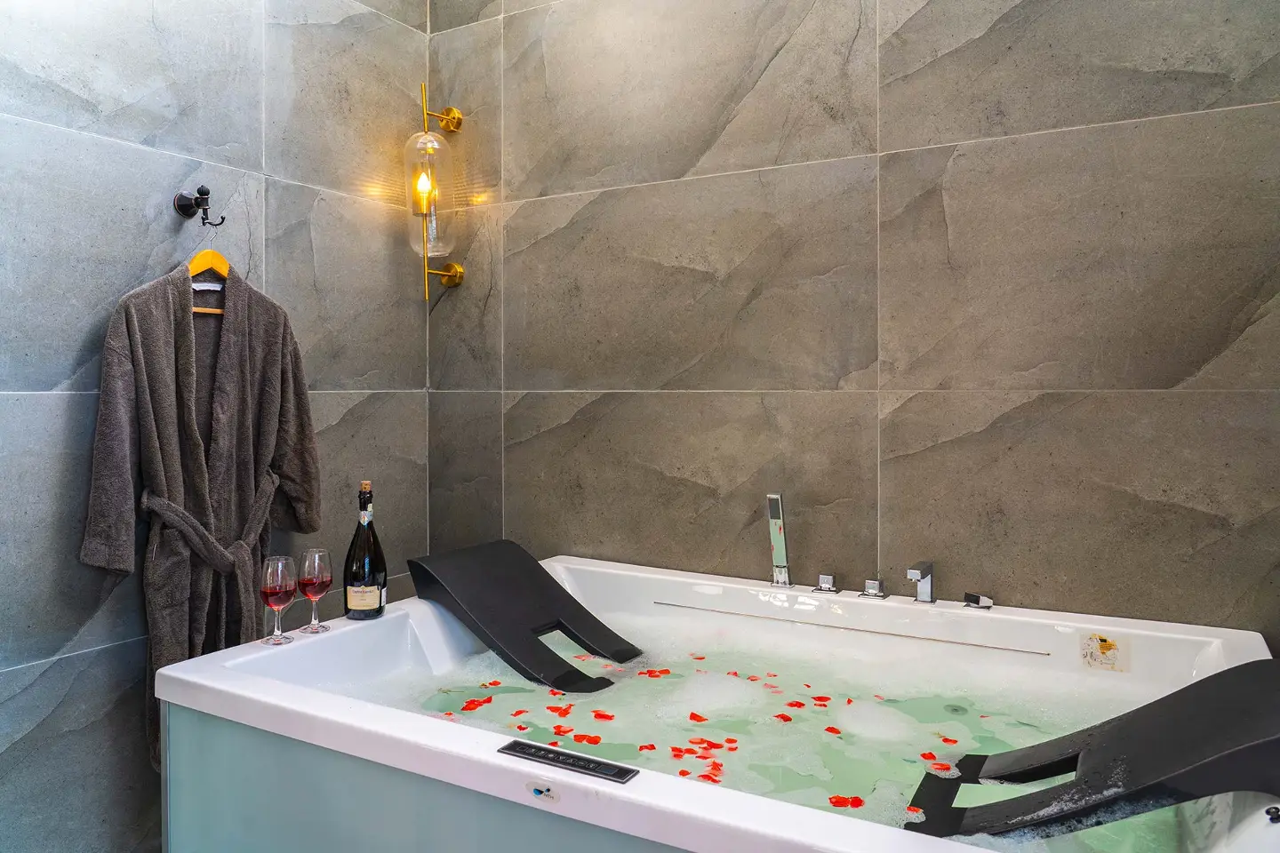 Jolly Chalet W/ Outdoor Jacuzzi - Ramgarh - Image 3