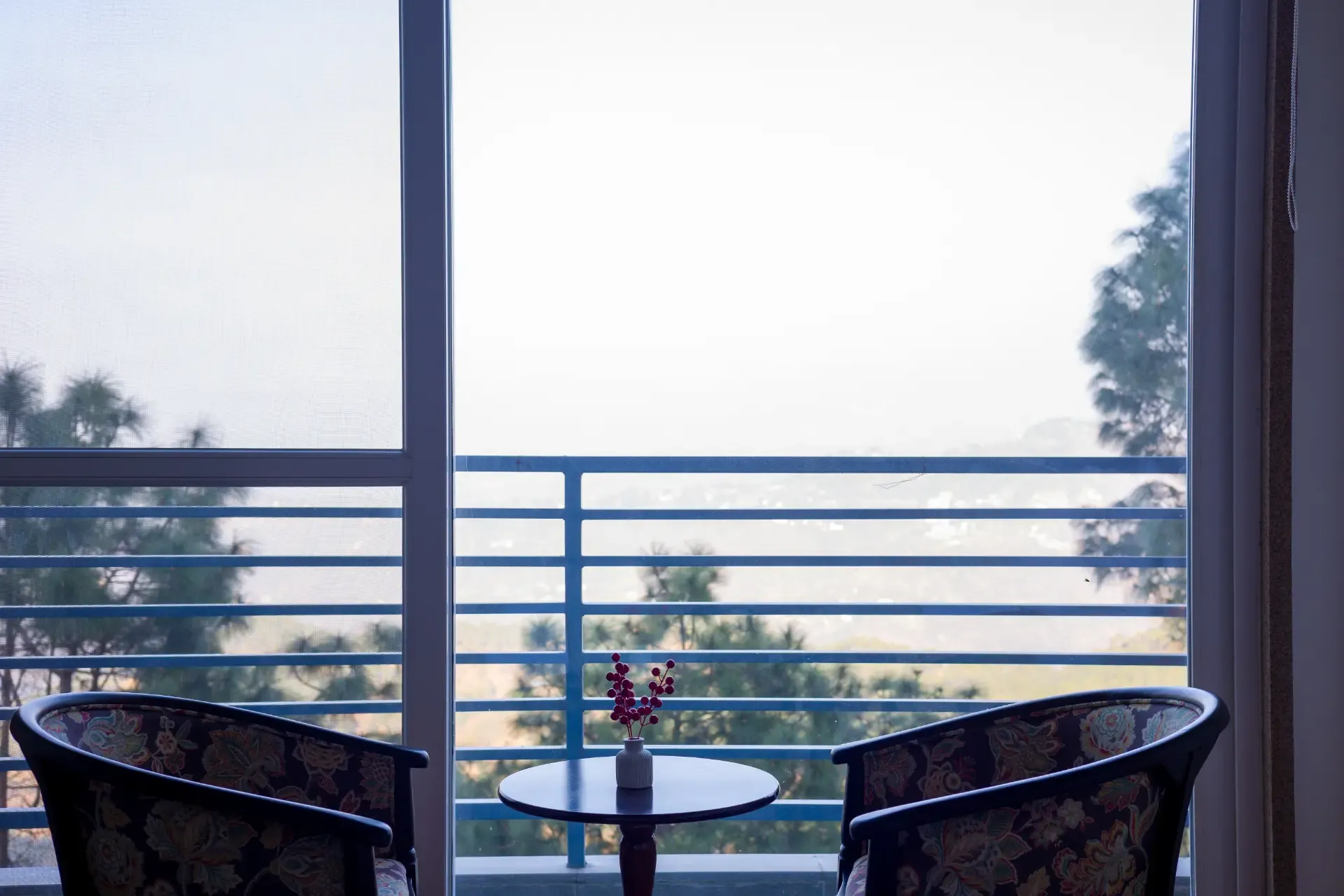 Skyline Grove | Stylish 3-BHK Apt With Scenic Views - Image 3