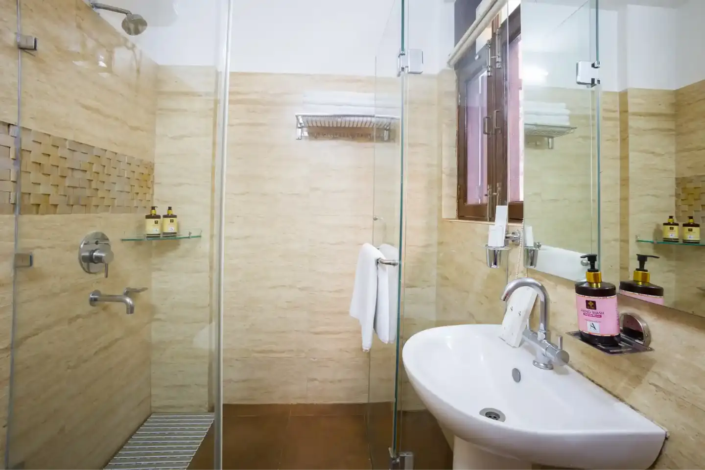Kasauli Woods Cottage | Hillside 3-BHK Retreat With Outdoor Lounge, Balcony & Scenic Views