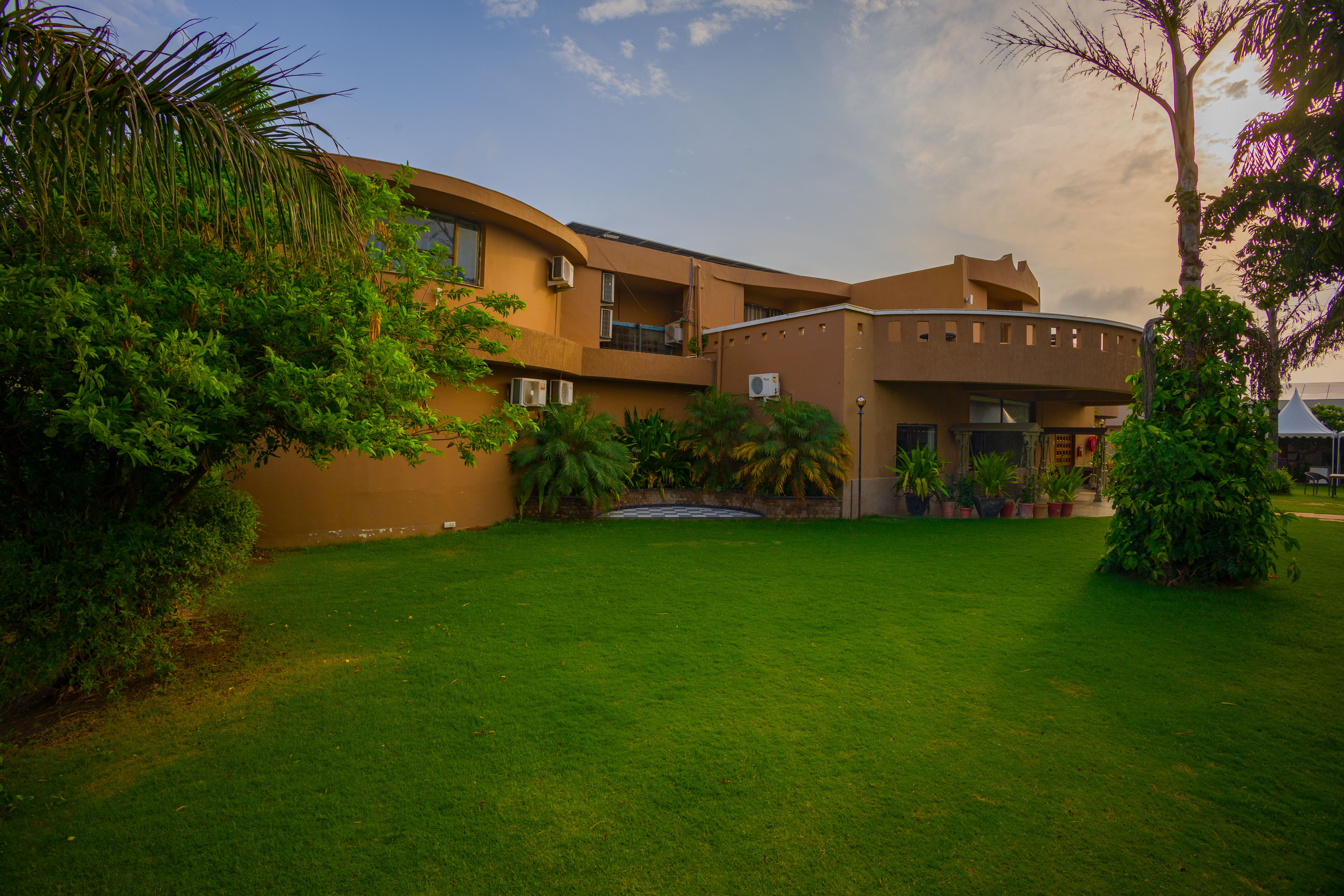 Jeevantara Executive Jacuzzi Room | Hillside 1-Room with Jacuzzi, Common Pool, Wedding Venue & EV Charging Station