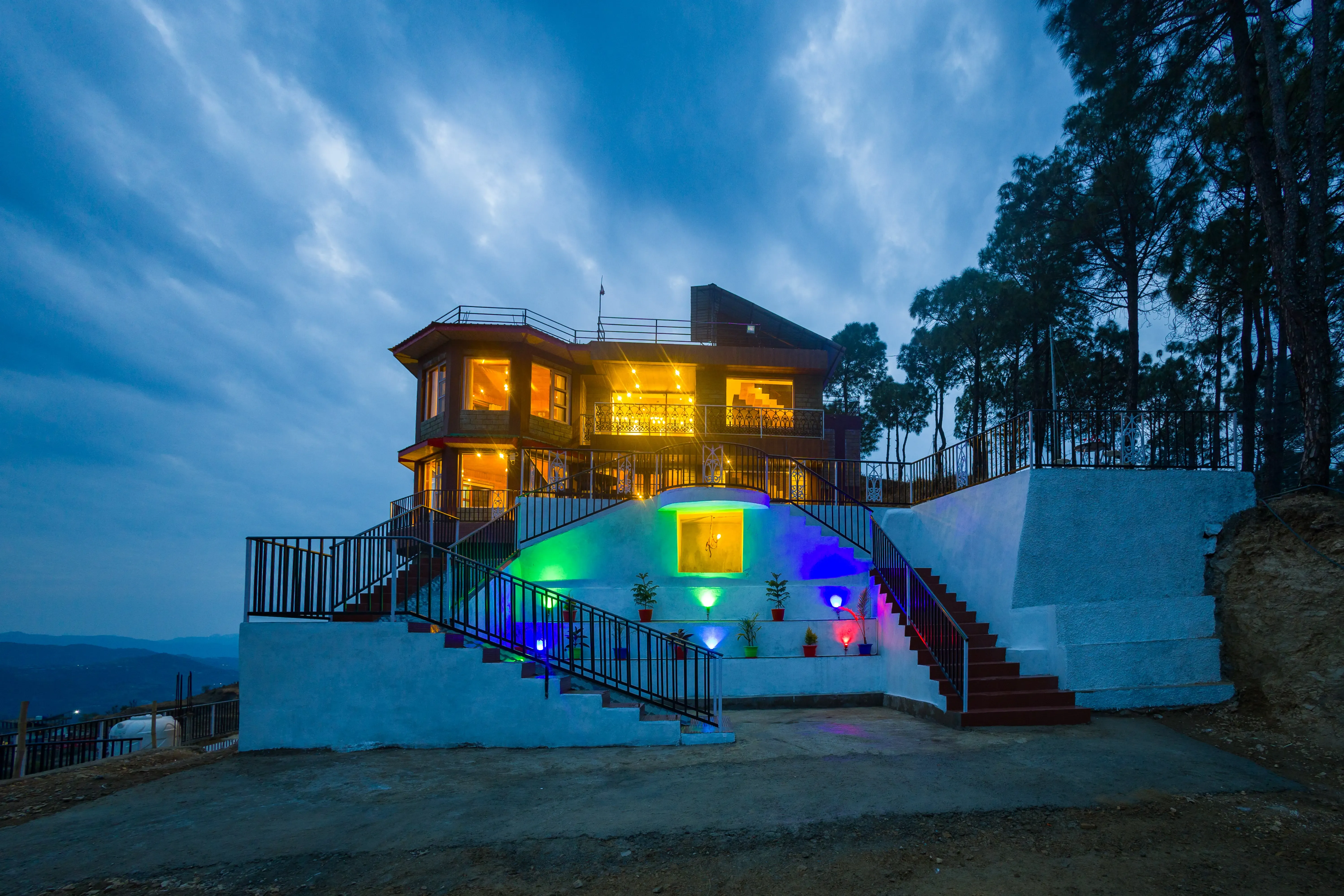 Pine Shadow Fuchsia | Pet-friendly Hillside Retreat With Picturesque Balcony & Restaurant