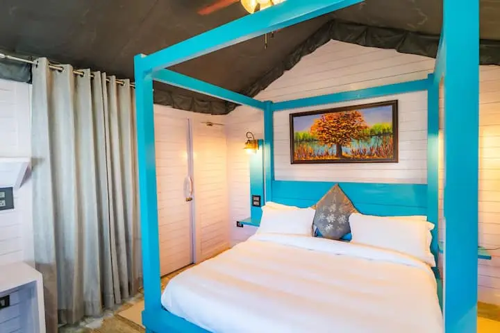 The Blue Jay - Luxury Treehouse - Image 5