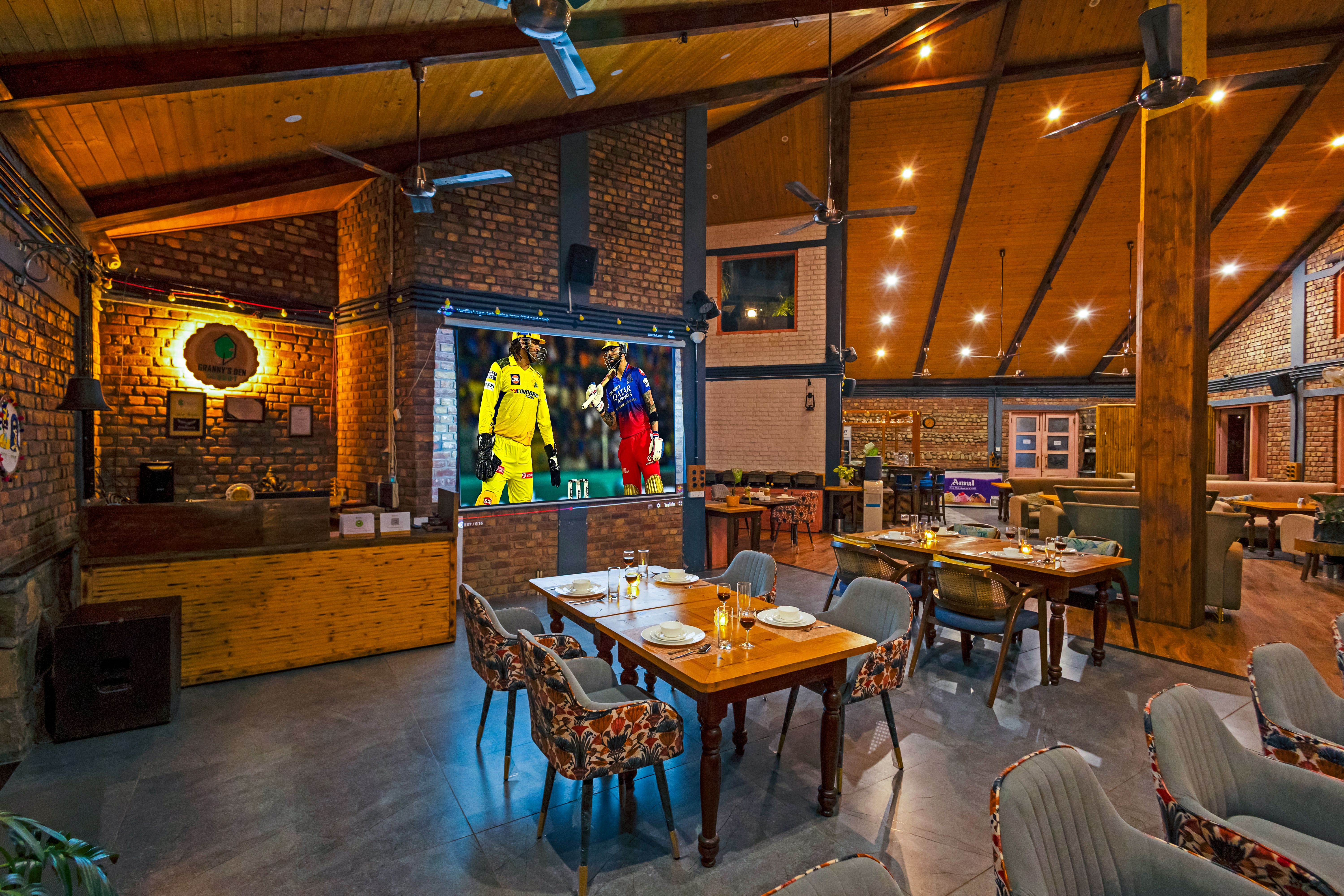 Granny’s Den | 1 Pet-friendly Hut With Bathtub, Shared Pool, Restaurant & Gazebo by the River