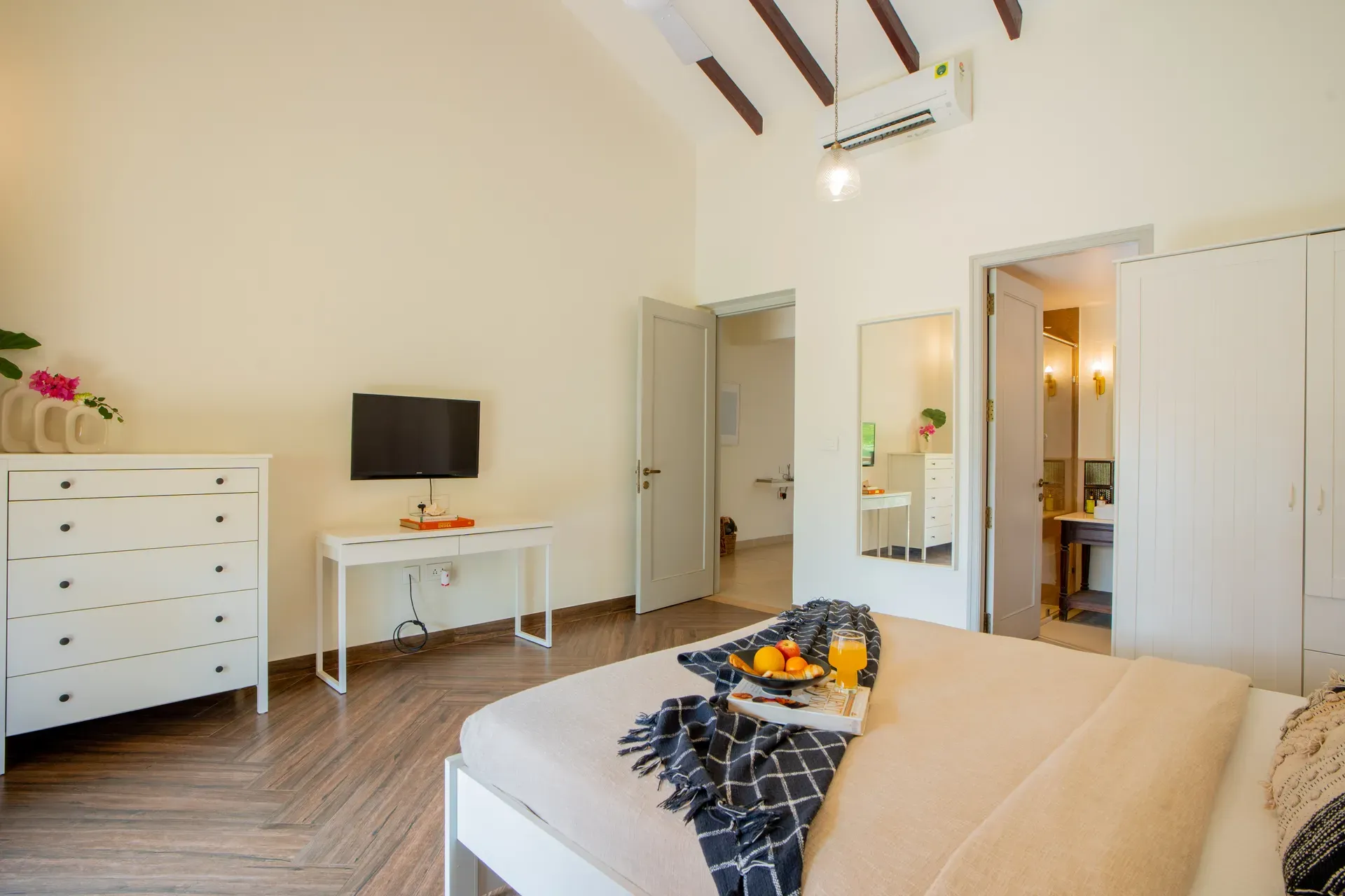 Lumin | 4-BHK | Pvt Pool | Garden | Bar