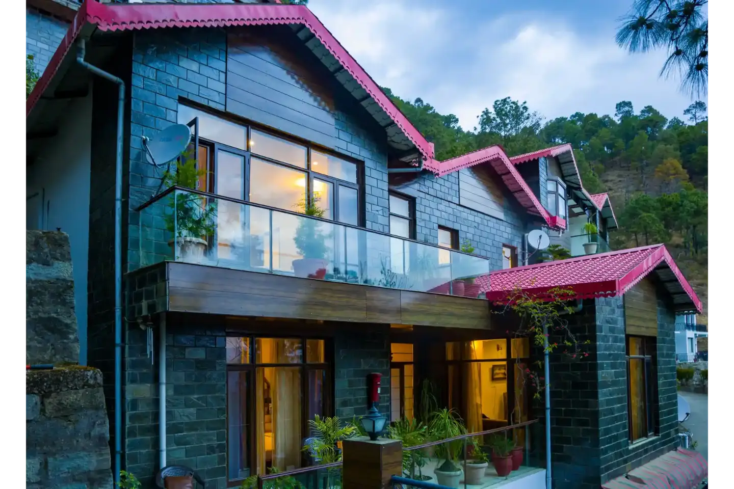 Kasauli Woods Cottage | Hillside 3-BHK Retreat With Outdoor Lounge, Balcony & Scenic Views