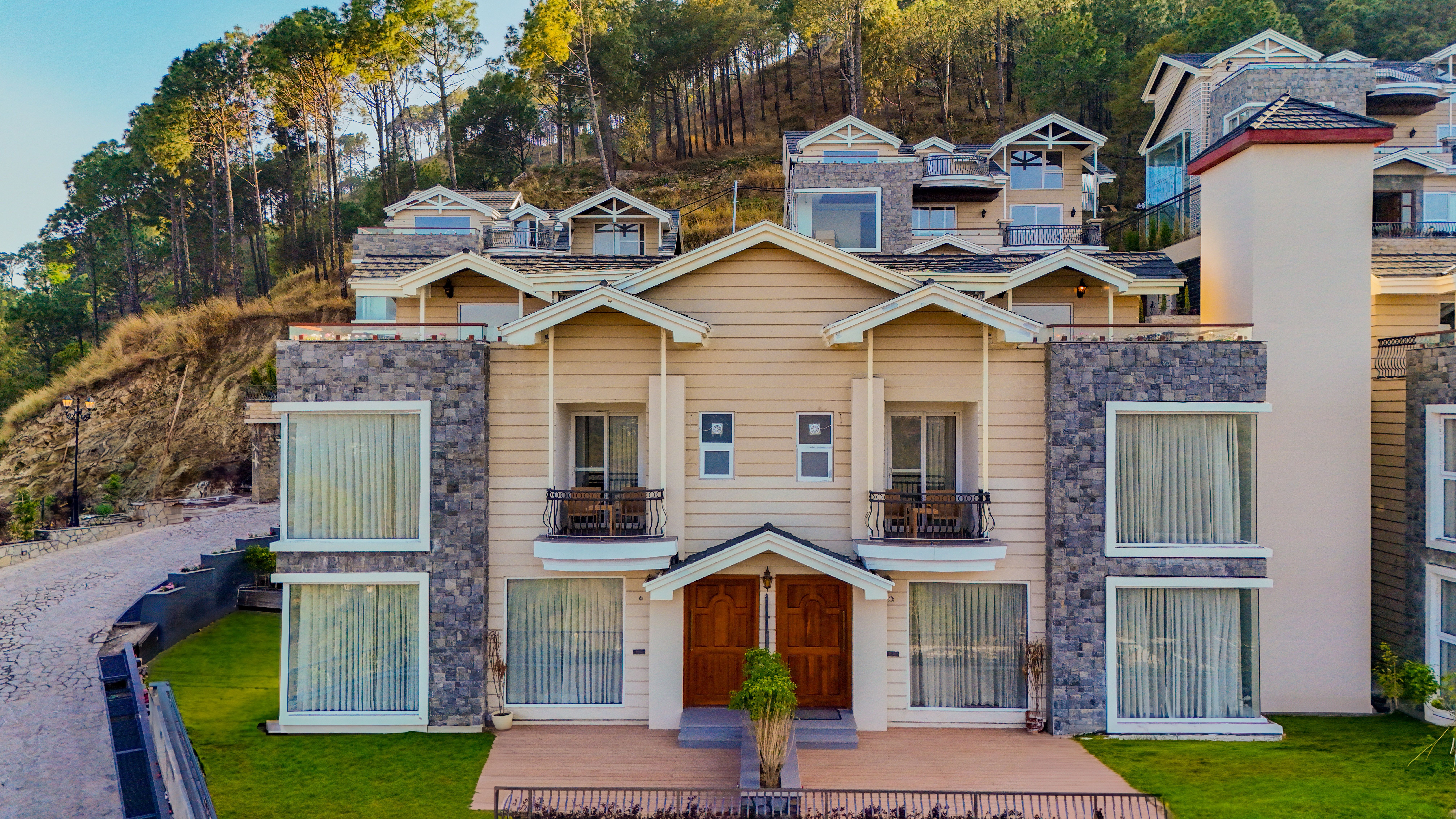Royce Cottage | Luxe Hilltop 4-BHK Retreat With Indoor Bar, Terrace & Scenic Views