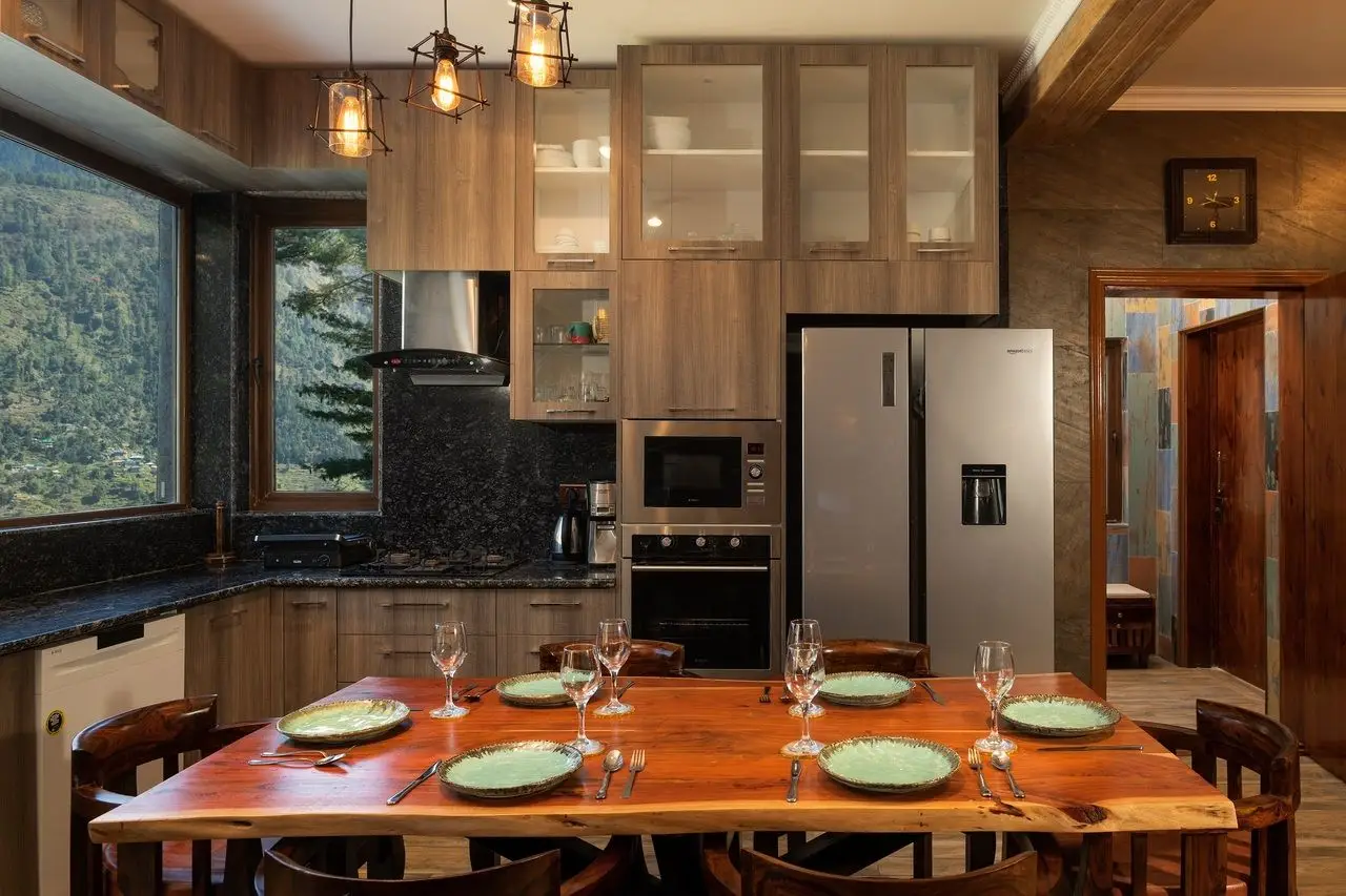 Zephyr Classic Cottage | Scenic Hill Getaway With Pool, Gym & Restaurant