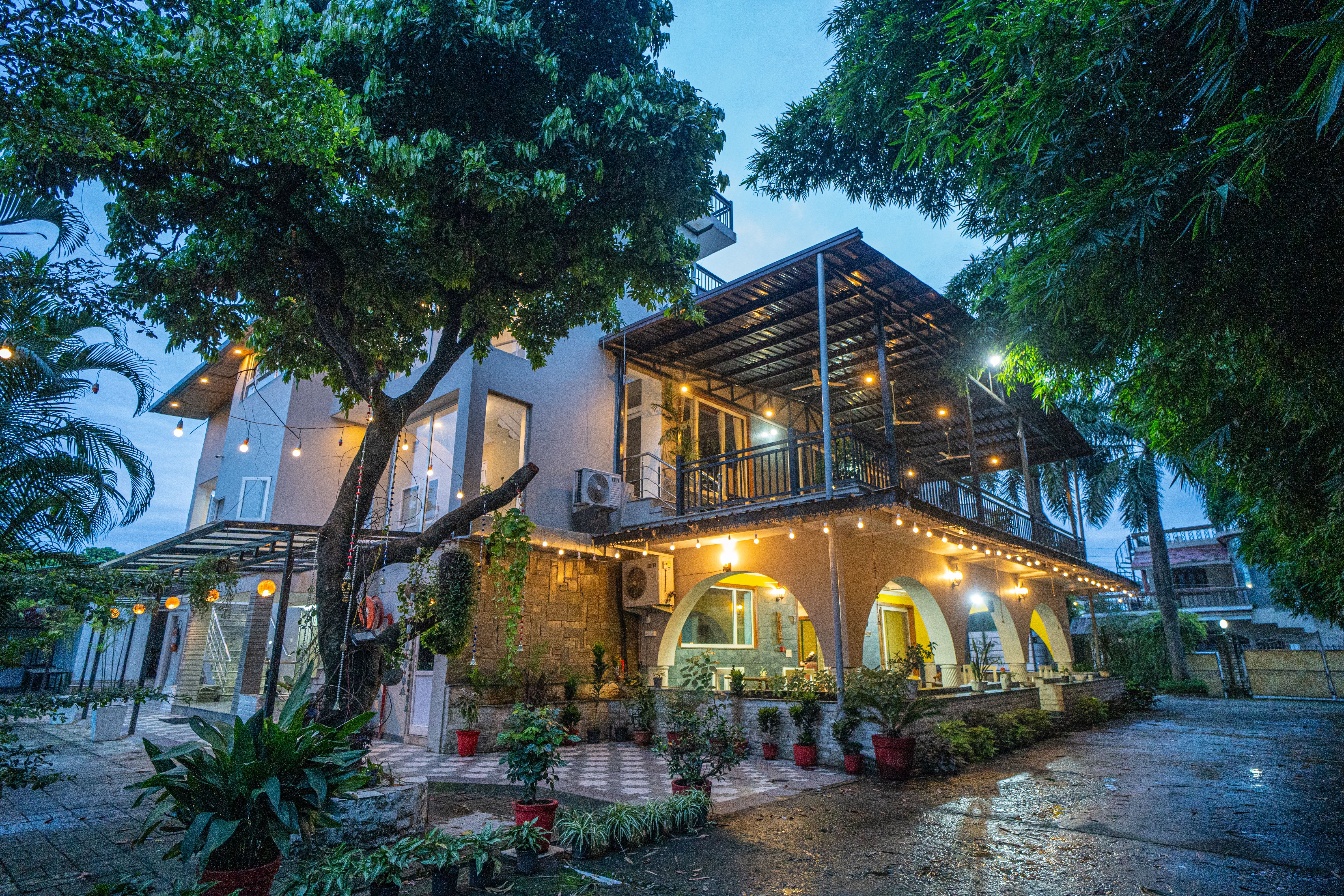 Impreza Luxury Stays Deluxe Room | Pet-friendly 1-Room Retreat With Common Lounge Area, Garden, Verandah & Restro - Image 2