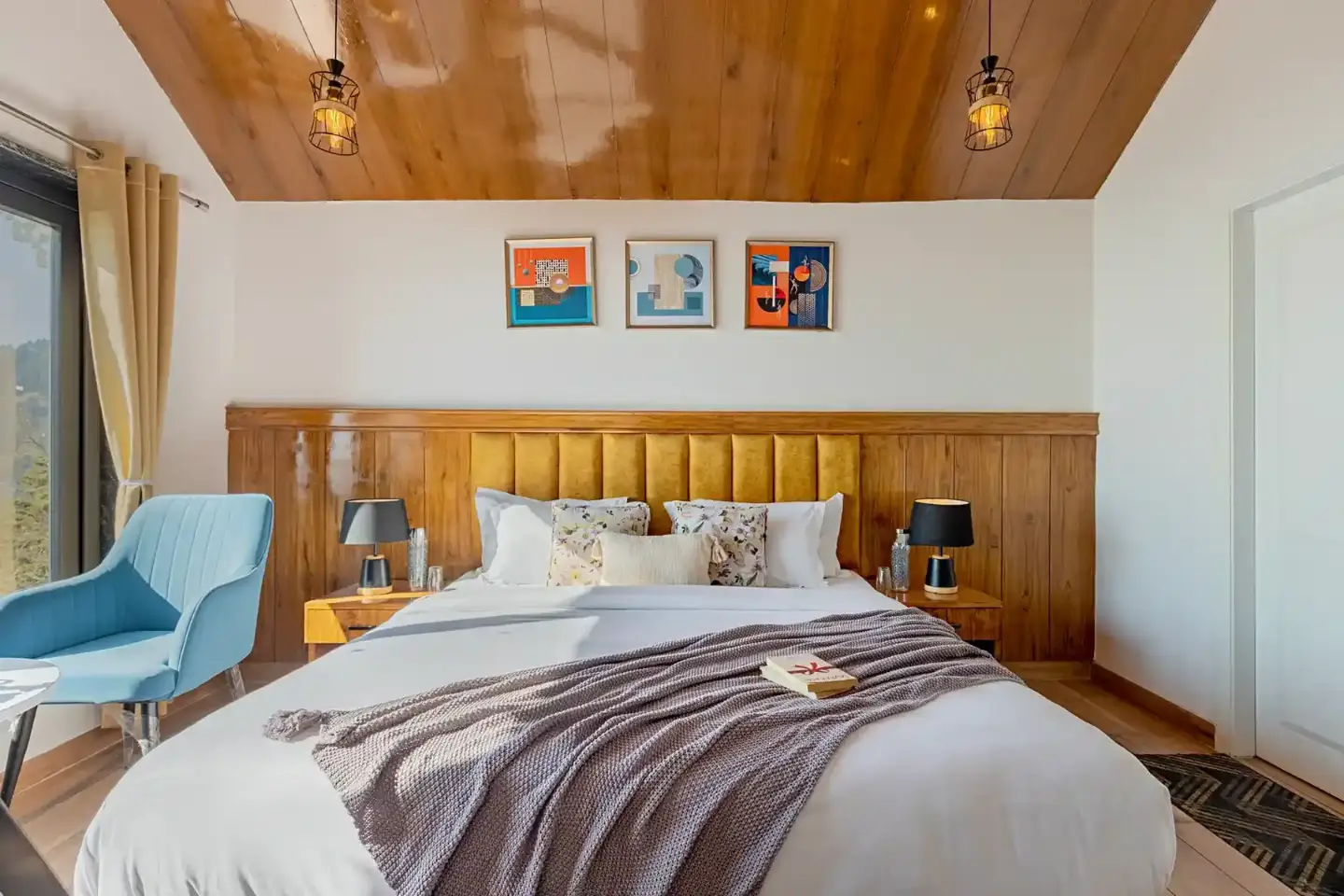 Retreat With Balcony, Fireplace & Scenic Views