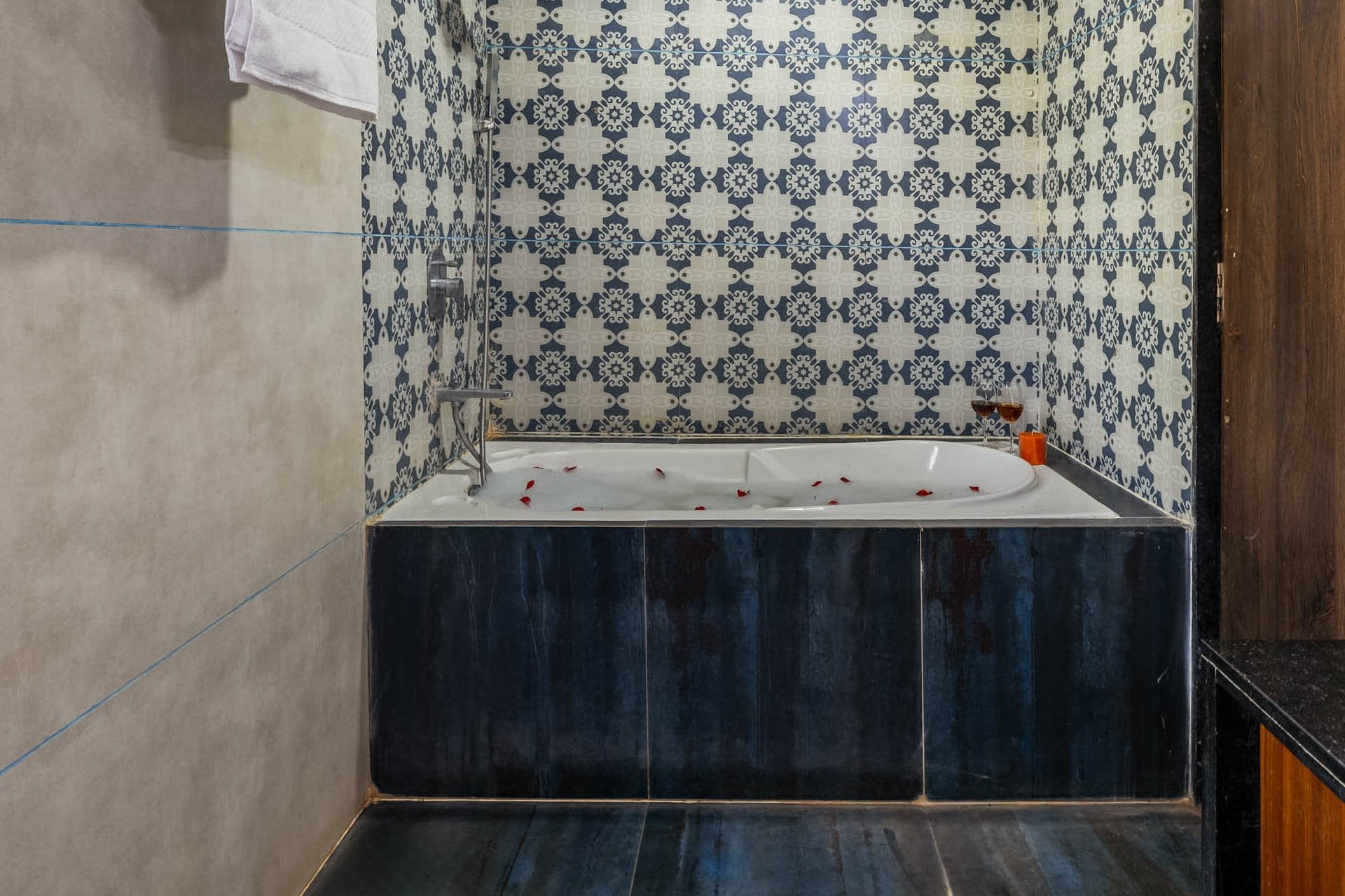 Garden Suite Room w/ Bathtub @ Ever Falls - Image 2