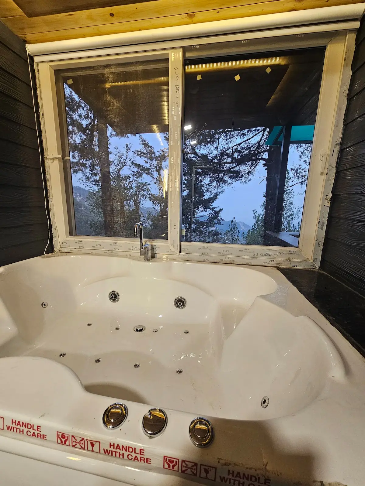 The Flamingo - Treehouse with ensuite Jacuzzi