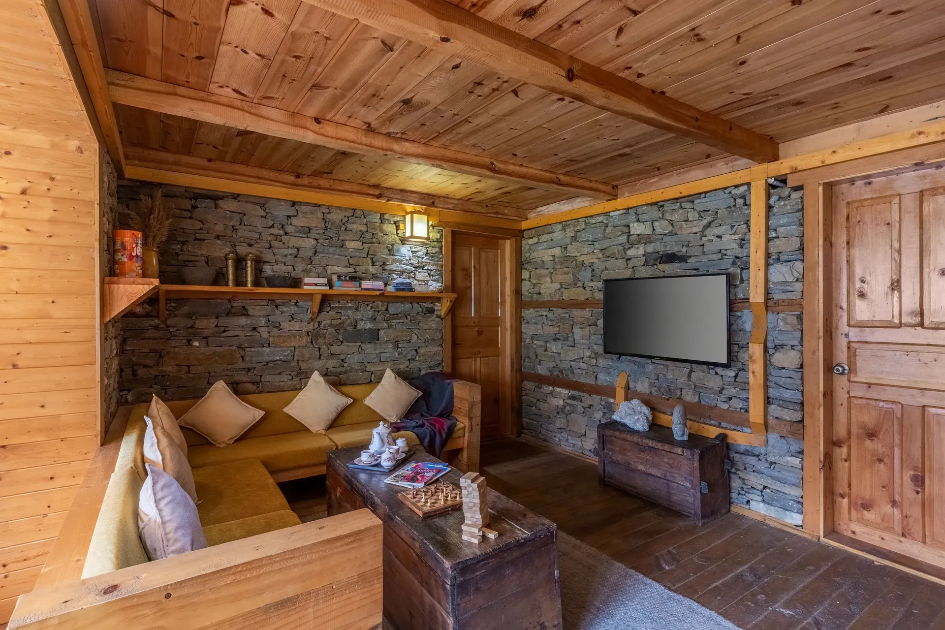Skylounge | Pet-friendly Traditional 4-Bedroom Retreat With Sauna & Garden Near Haku Temple