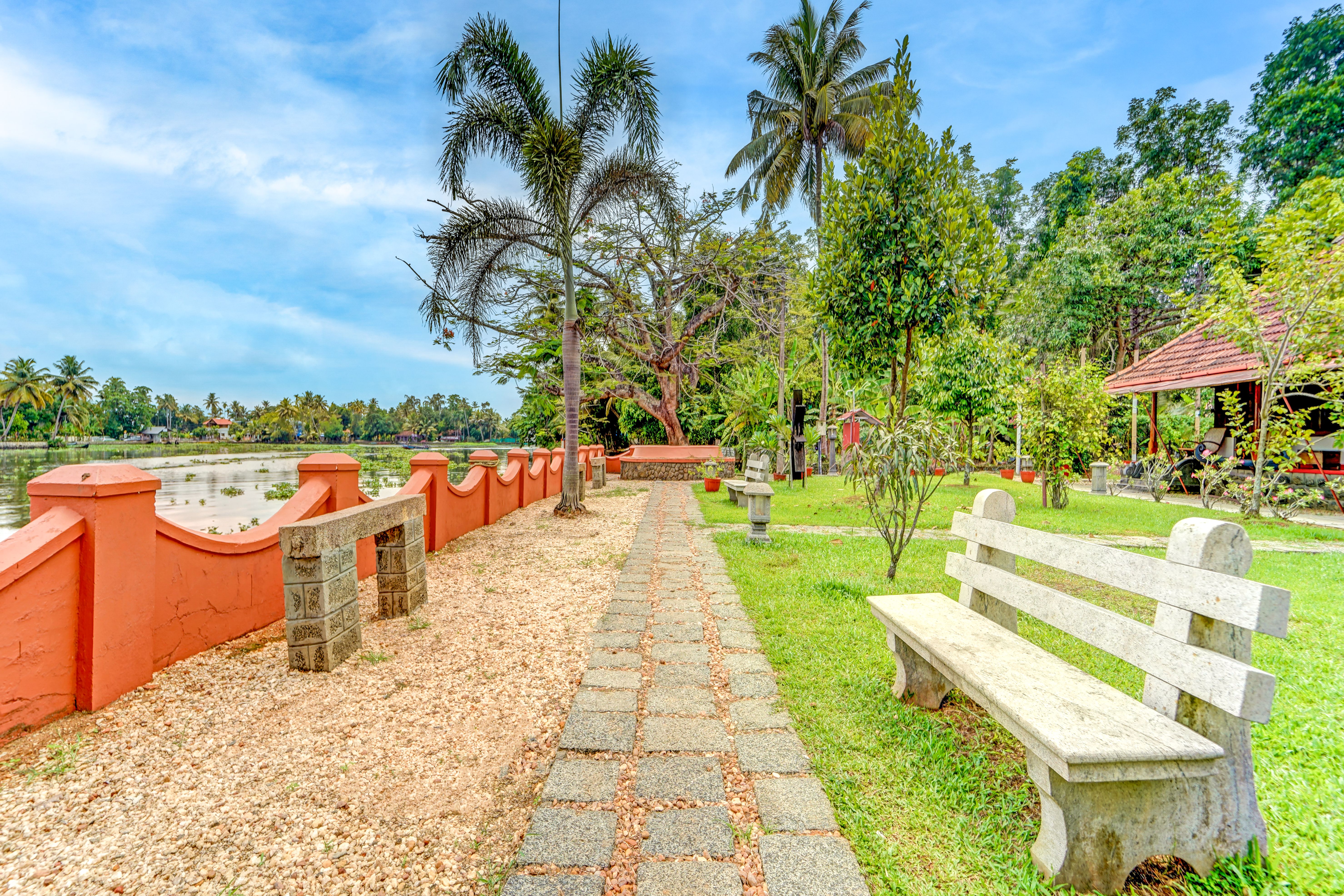 Palm Dale Deluxe Room | Serene Heritage Retreat by the Backwaters with Garden & Restaurant - Image 4