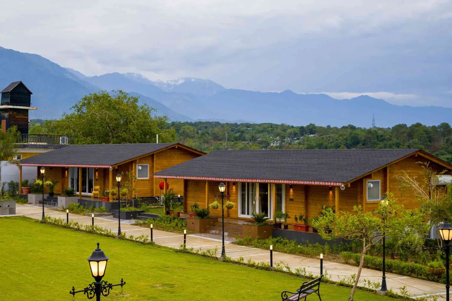 Esh Cottage Moss | Hilltop 2-BHK Retreat with Open-air Jacuzzi, Shared Garden, Pool & Cosy Lounge