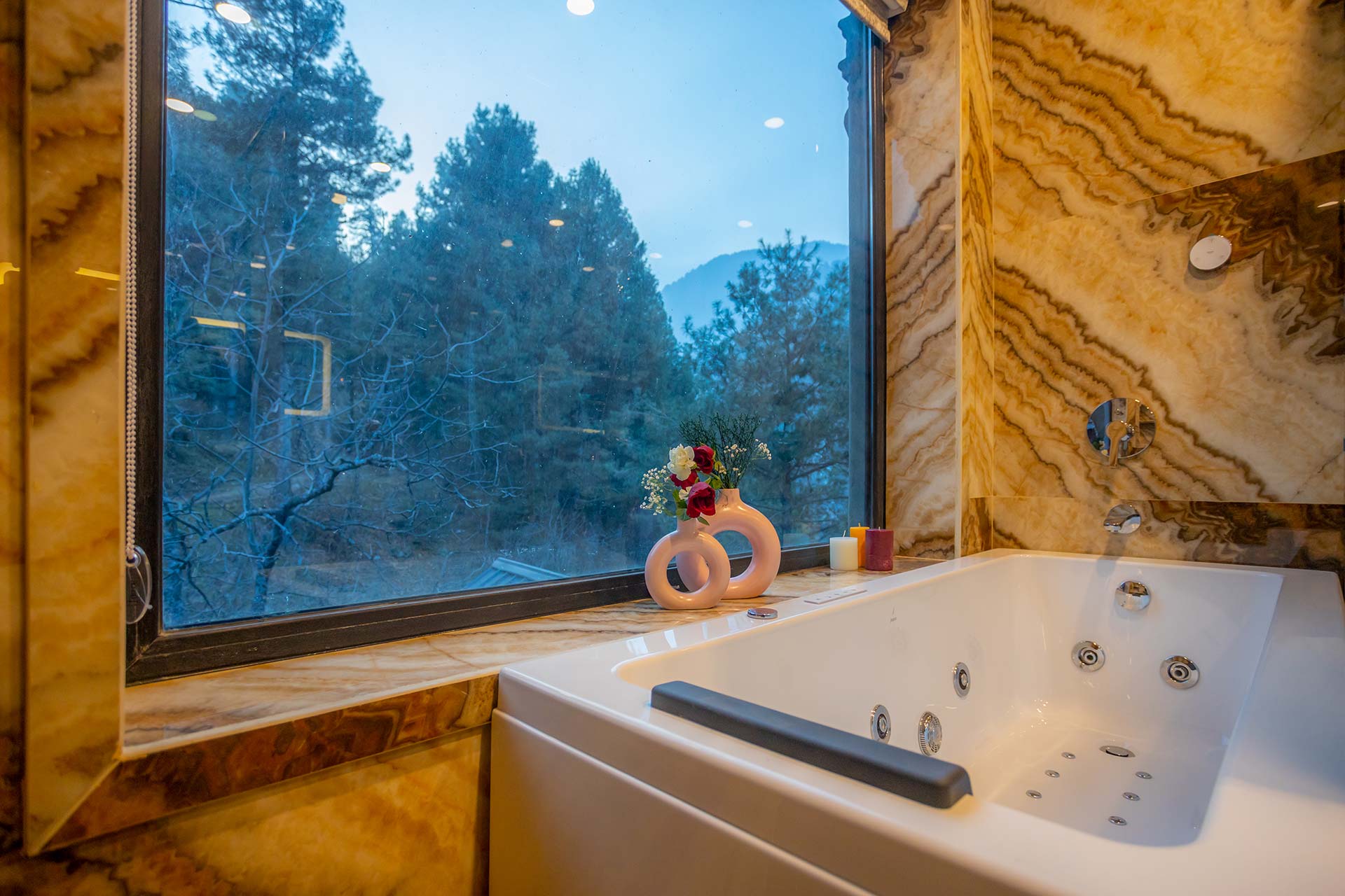 Frozen Fall - Tangmarg w/ Breakfast Included