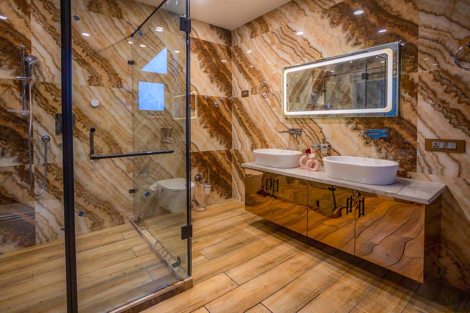 Frozen Fall - Tangmarg w/ Breakfast Included