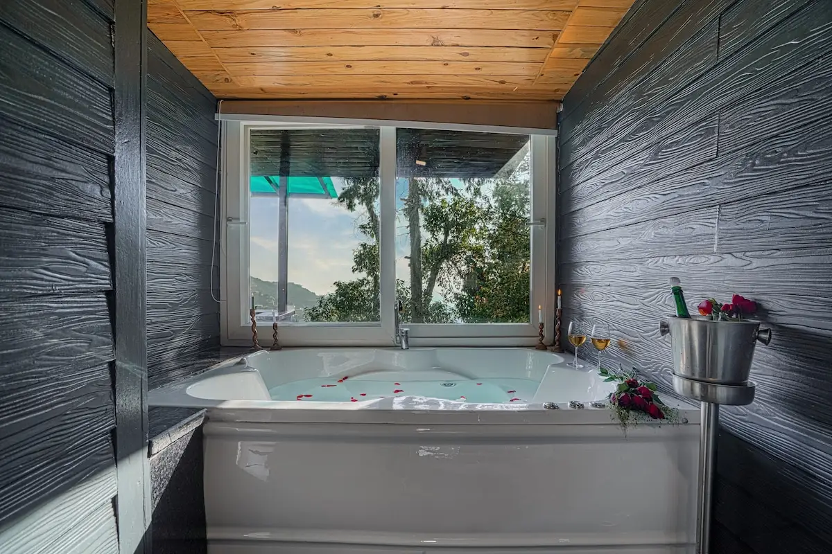 The Flamingo - Treehouse with ensuite Jacuzzi
