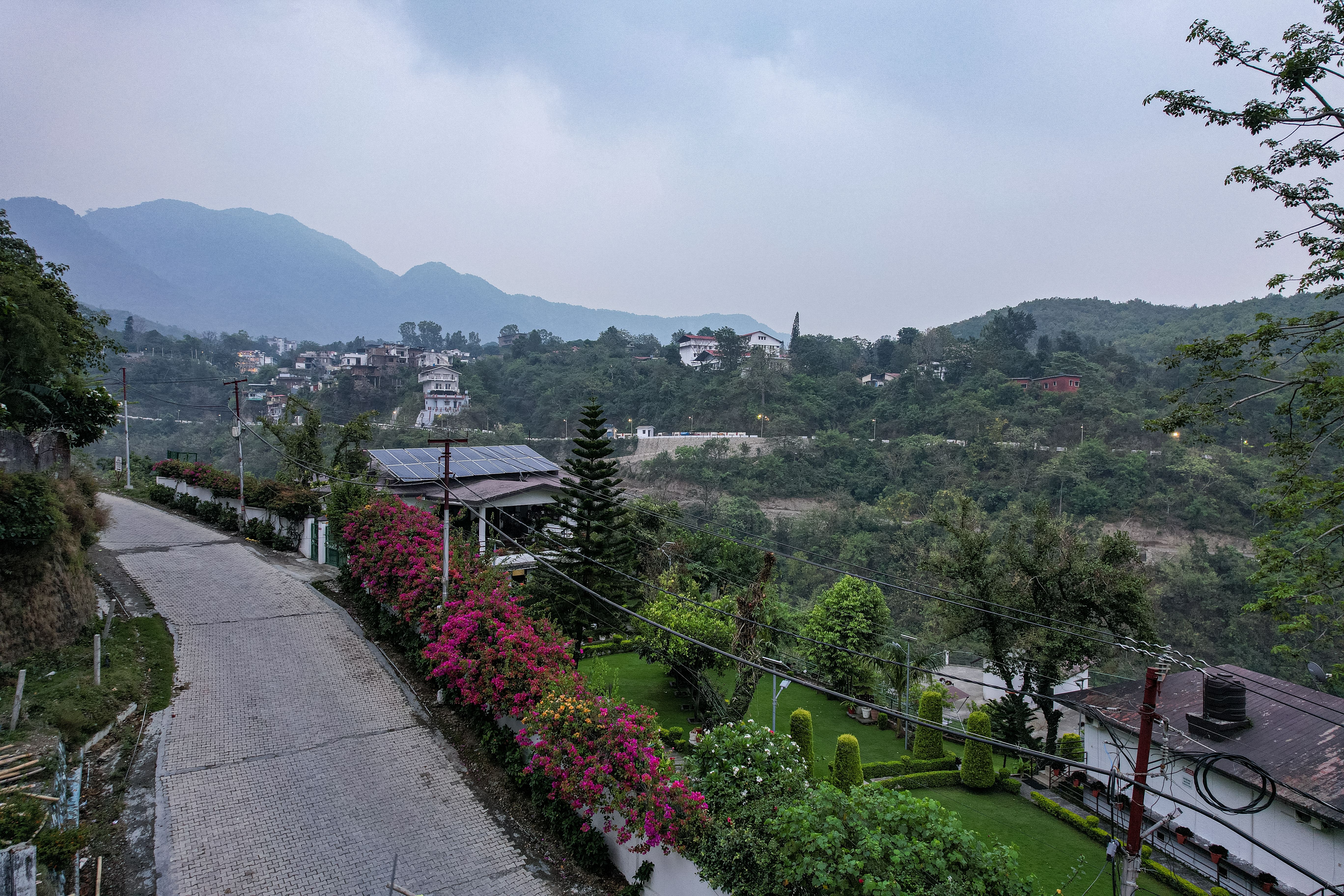 Udgam Vilas 3-BHK | Pet-friendly Hillside Apartment With Lift Near Robber’s Cave