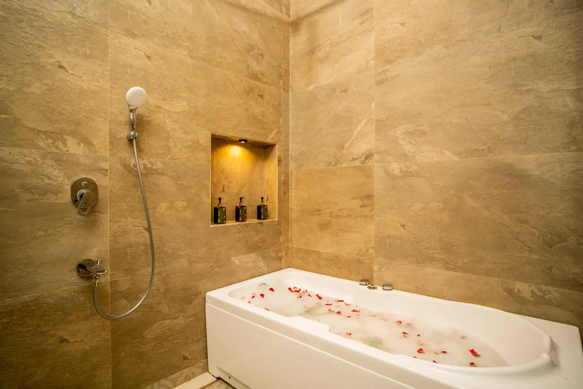 Suntuarios Casa Iris | 4-BHK | Pvt Pool | Jacuzzi | Gazebo