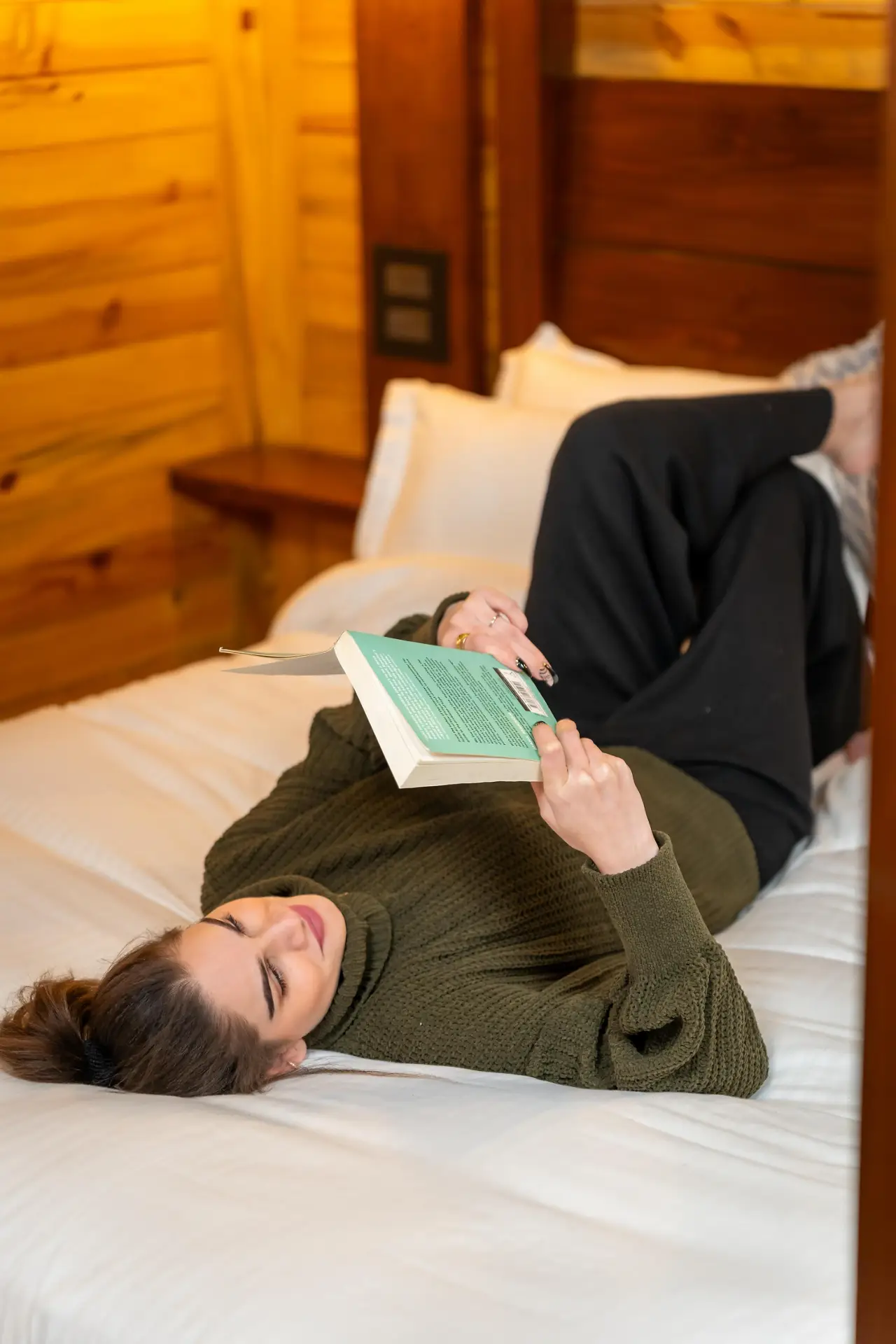 The Kingfisher Treehouse With Jacuzzi - Image 4