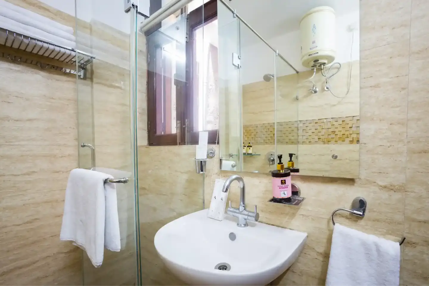 Kasauli Woods Cottage | Hillside 3-BHK Retreat With Outdoor Lounge, Balcony & Scenic Views