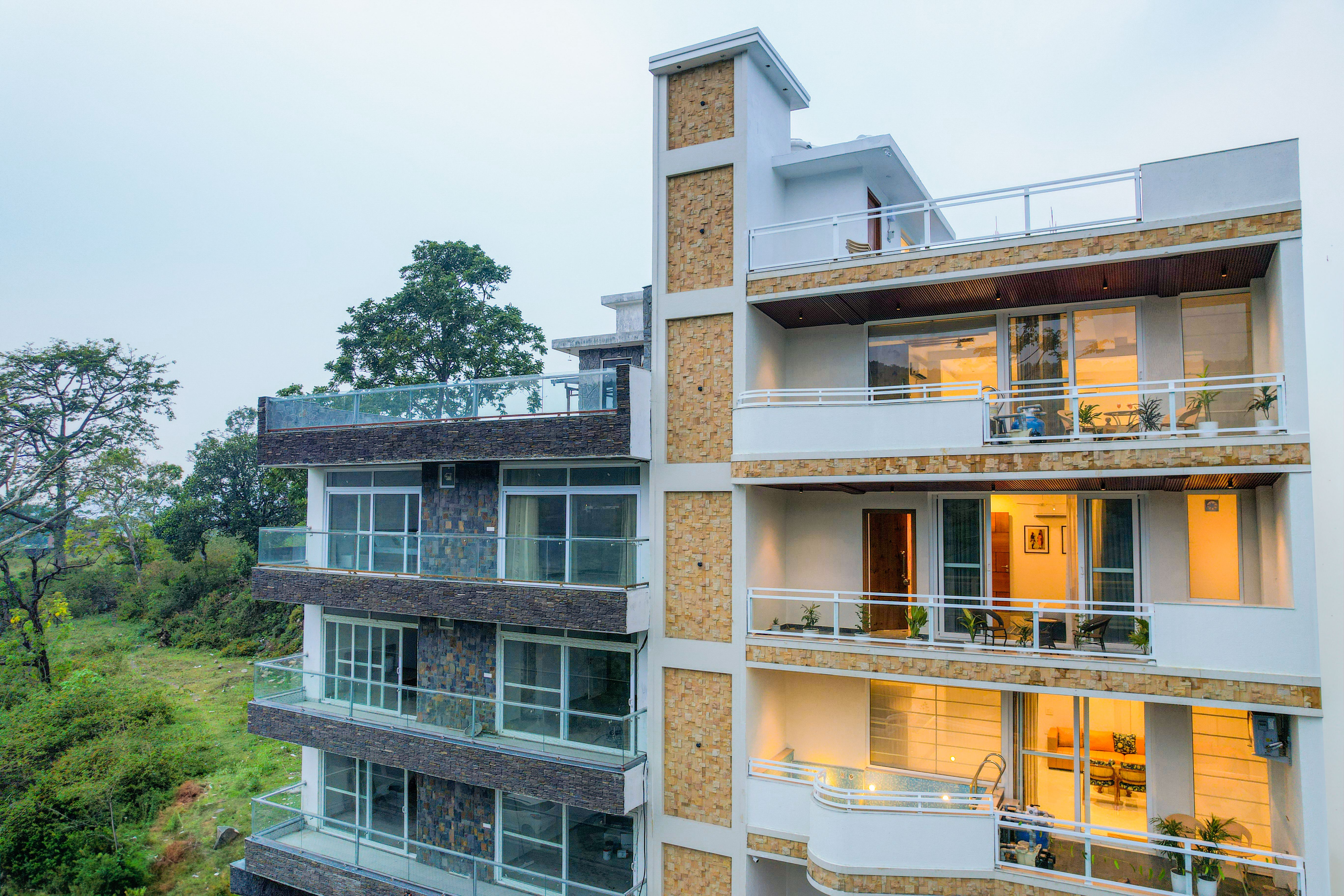 Udgam Vilas 3-BHK | Elegant Pet-friendly Apartment With Lift & Balcony Near Robber’s Cave - Image 2