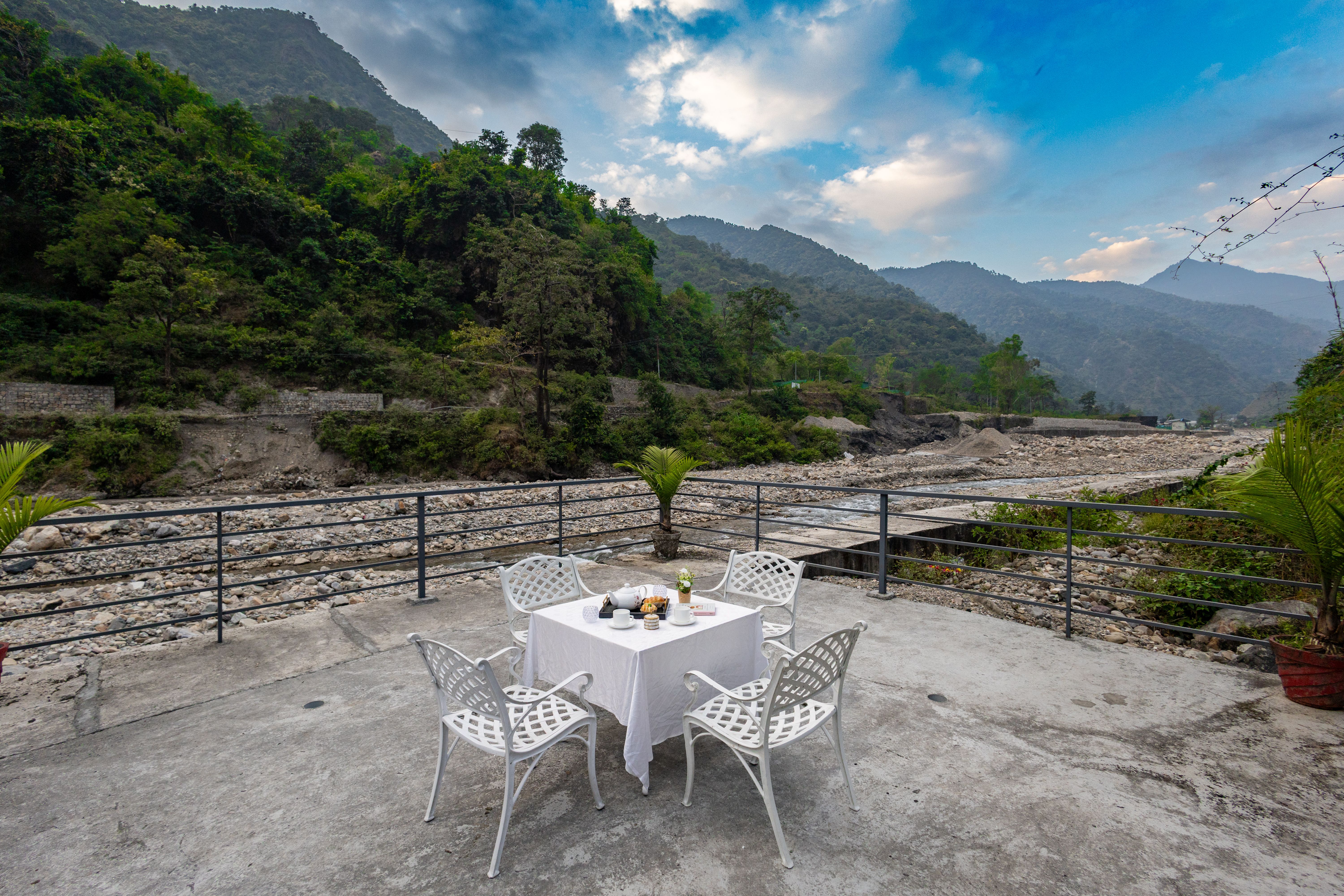 Granny’s Den | 1 Pet-friendly Hut With Bathtub, Shared Pool, Restaurant & Gazebo by the River